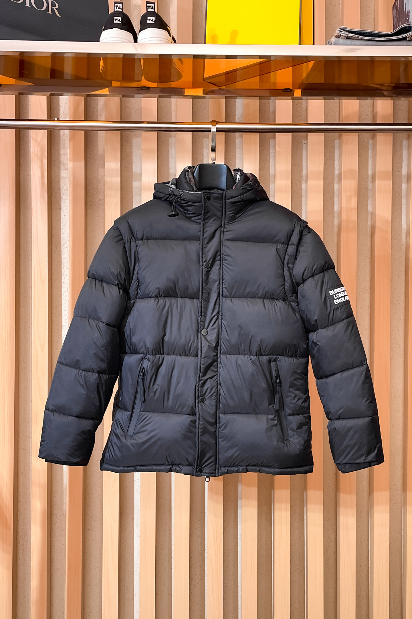 NO:650643,Burberry's new 2025ss winter down jacket with all three standards, the new product on the show is in perfect condition, comfortable and warm, the color is full and attractive, the design is very outstanding, it can easily enhance the fashion sense, the workmanship is extremely sophisticated and rigorous, and the wiring is neat and meticulous!  A masterpiece from a famous designer!  The upper body does not look bloated and is super handsome!  Available sizes M ~ XXXL,,burberry,jackets & coats,down jacket,alexander wang19860909巴宝莉 三标齐全 2025ss冬季新款羽绒棉服外套,秀场新品品相非常完美,舒适保暖,色泽饱满诱人,非常出彩的设计,轻松将时髦感进阶,做工极为考究严谨,走线工整细致！大牌设计师巨作！上身不显臃肿、超级帅气！现货码数M ～ XXXL,,burberry,jackets & coats,down jacket,alexander wang,Men's clothing