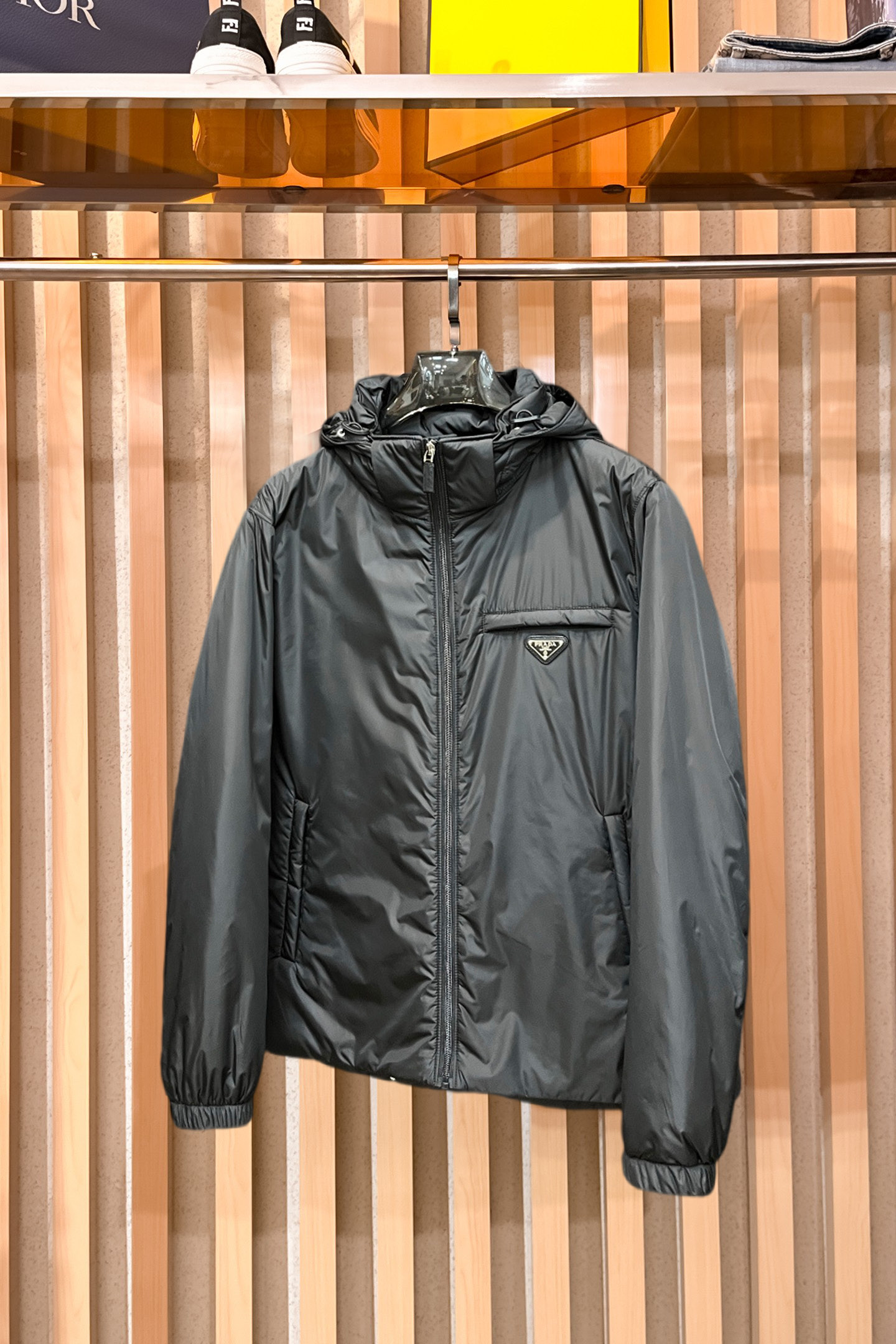 NO:650650,Mengkou 2025 new winter down jacket, original 1:1 customized hardware accessories, all imported and original customization. Welcome to compare at the counter. Absolutely high quality. Made of top-grade 95 white duck down. Super soft. Filled with fluffy and full feathers. Super heavy fabrics with perfect workmanship. Fabric is super comfortable. Exclusive model. Non-market goods. Same style for men and women. Size M-3XL, Moncler, down jacket, alexander wang19860909蒙口2025冬季新款羽绒服,原版1:1订制五金配件全进口原版定制 欢迎专柜对比 绝对的高品质 采用顶级95白鸭绒 超柔软 充羽量蓬松饱满 超级重面料做工杠杠滴版型完美 面料超舒服 独家款 非市场货 男女同款 码数M-3XL,,Moncler,down jacket,alexander wang,Men's clothing