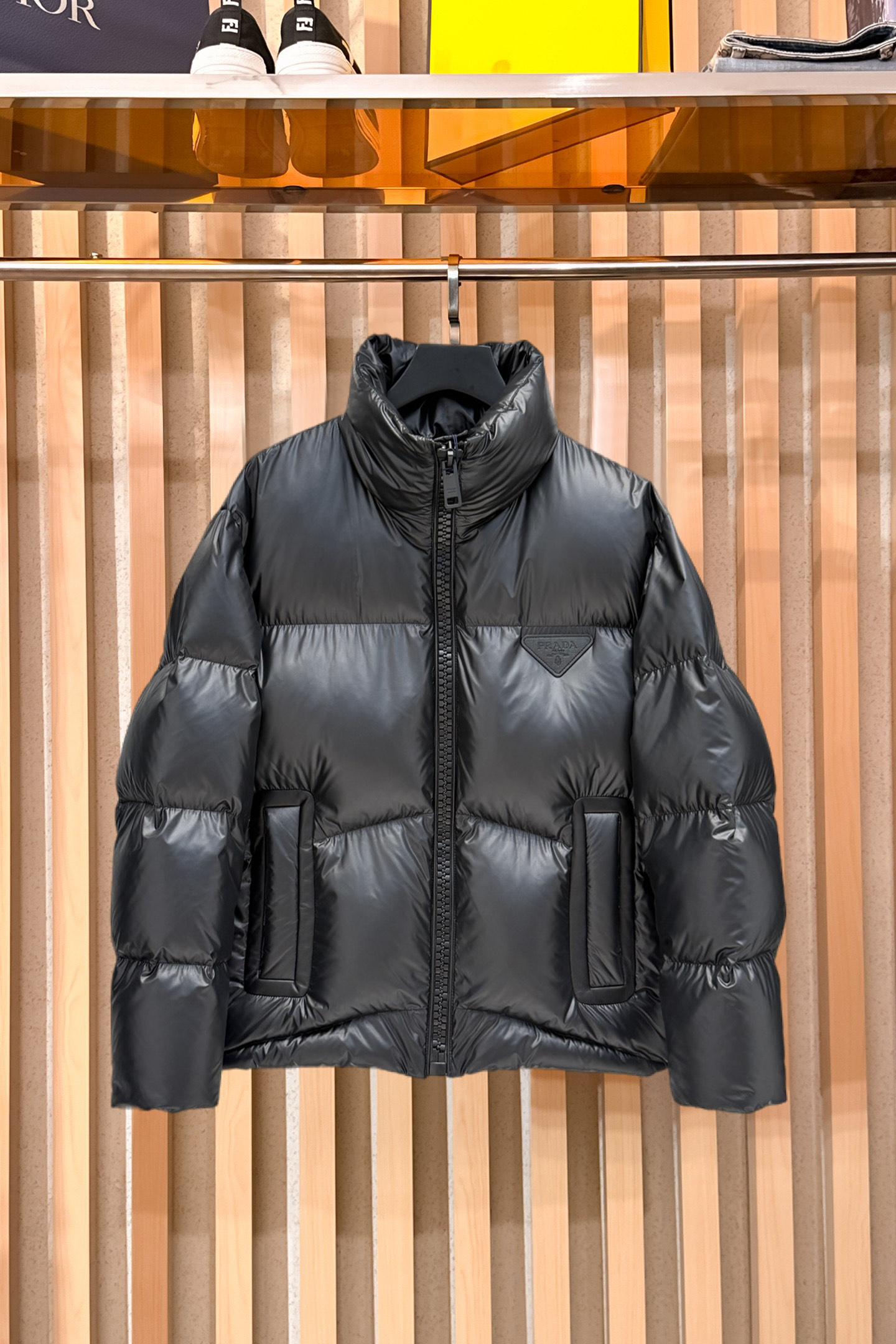 NO:650657,Prada 2025 new winter down jacket, original 1:1 customized hardware accessories, all imported and original customization, welcome to compare at the counter, absolutely high quality, using top-grade 95 white duck down, super soft, full of fluffy feathers, super heavy fabric, perfect workmanship, super comfortable fabric, exclusive model, non-market goods, same style for men and women, size M-3XL,, prada, down jacket, alexander wang19860909普拉达2025冬季新款羽绒服,原版1:1订制五金配件全进口原版定制 欢迎专柜对比 绝对的高品质 采用顶级95白鸭绒 超柔软 充羽量蓬松饱满 超级重面料做工杠杠滴版型完美 面料超舒服 独家款 非市场货 男女同款 码数M-3XL,,prada,down jacket,alexander wang,Men's clothing