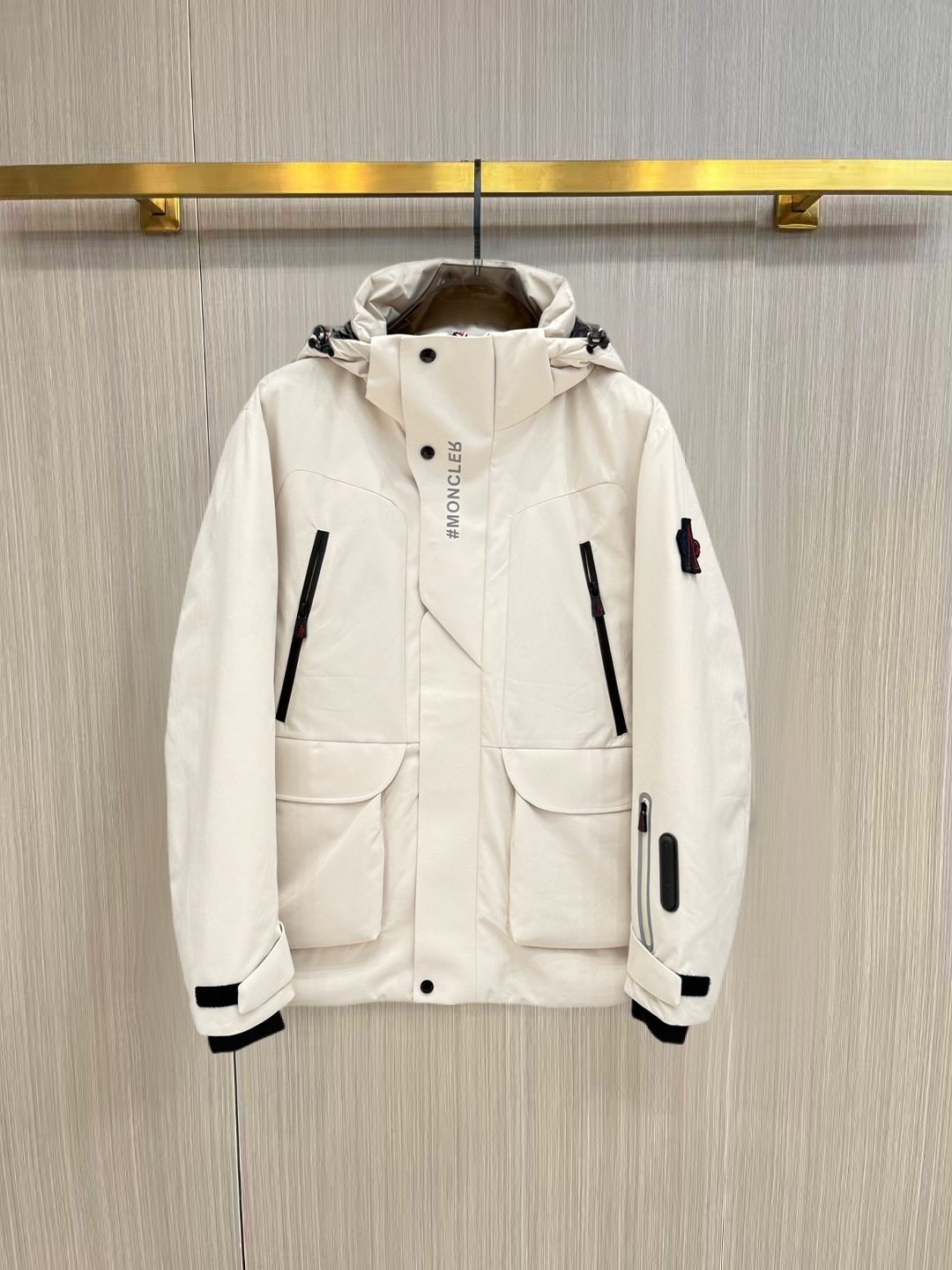 NO:653652,Mengkou's new spring and winter down jacket. This is known as the most expensive down jacket in the industry, all 90 down. With a classic logo combination, it is full of visual impact at first sight. It has better thermal insulation performance, is light and not heavy, and has good loft recovery after compression, and it can gather heat and lock in temperature!  Personalized color matching design, fresh and energetic!  There are too many versions circulating in the market. In addition to the different fabrics and workmanship, the biggest difference is that the filling is not goose down at all but feather silk or velvet, etc., and it is not easy to distinguish for those who don’t understand. In addition, the fabrics and workmanship are definitely not of the same level. In short, look for us and you will never go astray. All the exclusive full colors are purchased from genuine development. If you understand the quality of our down jackets, you can safely recommend it with your eyes closed. The three standards are complete!  Uniform series for men and women!  Size M-3XL. Maximum wear is 195 pounds.,,Moncler,down jacket,alexander wang19860909蒙口 春冬新款羽绒服.这款号称羽绒服届最贵的,全部90绒的.带着经典的Logo组合搭配,第一眼看到就是满满的视觉冲击,保暖性能更出色,轻便不厚重,且压缩后的蓬松度恢复性好,聚热锁温！个性的拼色设计,清新有活力！市面流通的版本实在太多了,除了面料做工不同外,最大的区别就是填充物根本不是鹅绒而是羽丝或手感绒等等,而不懂的根本不容易区分.另外面料和做工也绝对不是一个级别,总之认准我们,让你绝对不跑偏,独家全色全部购入正版开发,懂我们家羽绒服质量的,完全可以放心闭眼推.三标齐全！男女同款系列！码数M-3XL.最大穿到195斤.,,Moncler,down jacket,alexander wang,Men's clothing