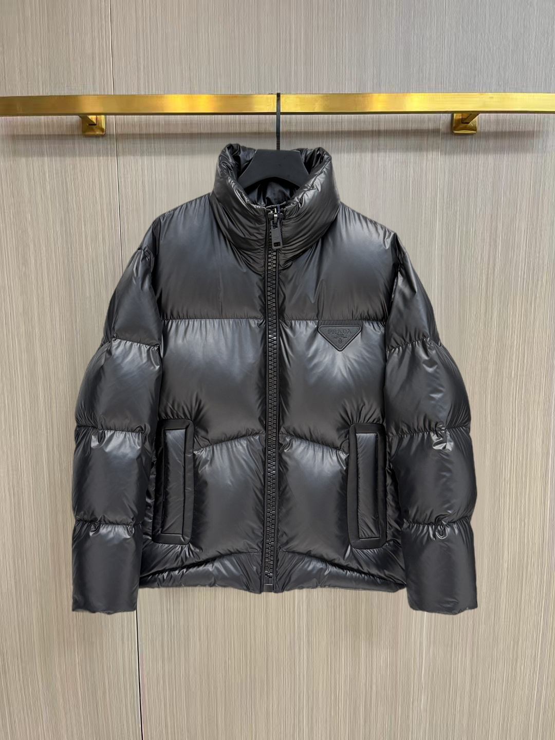 NO:653659,Prada's new spring and winter down jacket. This is known as the most expensive down jacket in the world, all 90 down. With a classic logo combination, it is full of visual impact at first sight. It has better thermal insulation performance, is light and not heavy, and has good loft recovery after compression, and it can gather heat and lock in temperature!  Personalized color matching design, fresh and energetic!  There are too many versions circulating in the market. In addition to the different fabrics and workmanship, the biggest difference is that the filling is not goose down at all but feather silk or velvet, etc., and it is not easy to distinguish for those who don’t understand. In addition, the fabrics and workmanship are definitely not of the same level. In short, look for us and you will never go astray. All the exclusive full colors are purchased from genuine development. If you understand the quality of our down jackets, you can safely recommend it with your eyes closed. The three standards are complete!  Uniform series for men and women!  Size M-3XL. Maximum wear is 195 pounds.,,prada,down jacket,alexander wang19860909普拉达春冬新款羽绒服.这款号称羽绒服届最贵的,全部90绒的.带着经典的Logo组合搭配,第一眼看到就是满满的视觉冲击,保暖性能更出色,轻便不厚重,且压缩后的蓬松度恢复性好,聚热锁温！个性的拼色设计,清新有活力！市面流通的版本实在太多了,除了面料做工不同外,最大的区别就是填充物根本不是鹅绒而是羽丝或手感绒等等,而不懂的根本不容易区分.另外面料和做工也绝对不是一个级别,总之认准我们,让你绝对不跑偏,独家全色全部购入正版开发,懂我们家羽绒服质量的,完全可以放心闭眼推.三标齐全！男女同款系列！码数M-3XL.最大穿到195斤.,,prada,down jacket,alexander wang,Men's clothing