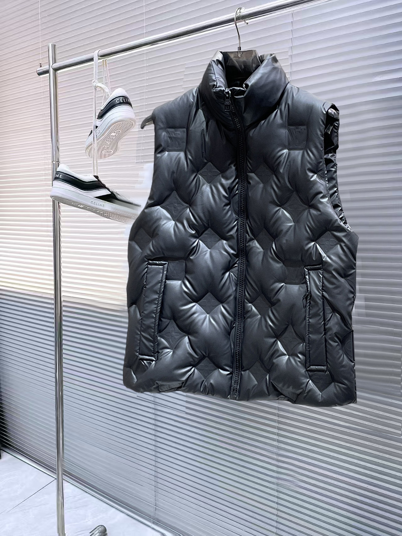 NO:727949,Support replacement after the year!  LV 2025FW down vest is a must-have item for fashionistas!  Advanced customization: The highest standard 90 white goose down, the ingredients are tested, and the first-class thermal performance. Double-layer gallbladder cloth inside to ensure that the goose down will not drill out. Customized high-density waterproof nylon fabric. High-end texture and durability. The quality can reach the purchase level. Super versatile, the upper body effect is great!  Size M~3XL,,louis vuitton,down jacket,19860909支持年后退换！ LV 2025FW羽绒马甲 潮人必备单品！高级定制 最高标准90白鹅绒,成分支持检测,一流保暖性能.内里双层胆布,以保证鹅绒不会钻出,定制高密度防水尼龙面料.高端质感及耐用性.品质可达代购级别. 超级百搭,上身效果超赞！ 尺码M~3XL,,louis vuitton,down jacket,,Men's clothing