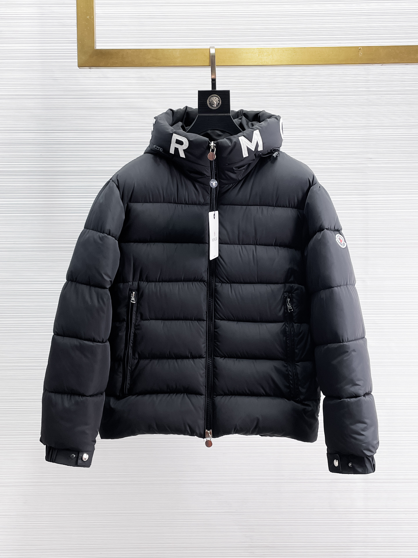 NO:655951,Mengkou, complete with three standards, 2025ss new winter down jacket, the new product in the show is in perfect condition, comfortable and warm, the color is full and attractive, the very outstanding design can easily enhance the fashion sense, the workmanship is extremely sophisticated and rigorous, and the wiring is neat and meticulous!  A masterpiece from a famous designer!  The upper body does not look bloated and is super handsome!  Available sizes M ~ XXXL,,Moncler,jackets & coats,down jacket,alexander wang19860909蒙口 三标齐全 2025ss冬季新款羽绒棉服外套,秀场新品品相非常完美,舒适保暖,色泽饱满诱人,非常出彩的设计,轻松将时髦感进阶,做工极为考究严谨,走线工整细致！大牌设计师巨作！上身不显臃肿、超级帅气！现货码数M ～ XXXL,,Moncler,jackets & coats,down jacket,alexander wang,Men's clothing