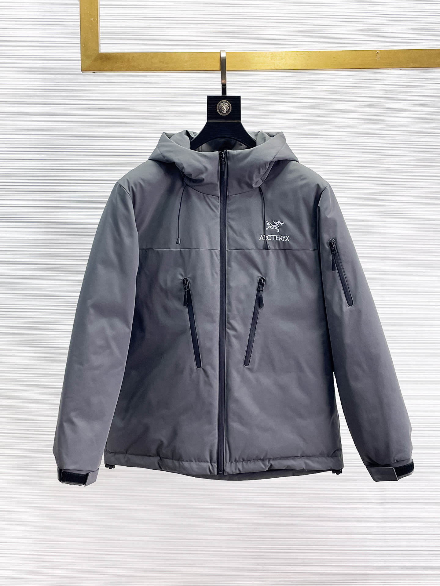 NO:655955,Arc'teryx's 2025 spring and winter new down jacket. This is known as the most expensive down jacket in the world, with 90 down in total. With a classic logo combination, it is full of visual impact at first sight. It has better thermal insulation performance, is light and not heavy, and has good loft recovery after compression, and it can gather heat and lock in temperature!  Personalized color matching design, fresh and energetic!  There are too many versions circulating in the market. In addition to the different fabrics and workmanship, the biggest difference is that the filling is not goose down at all but feather silk or velvet, etc., and it is not easy to distinguish for those who don’t understand. In addition, the fabrics and workmanship are definitely not of the same level. In short, look for us and you will never go astray. All the exclusive full colors are purchased from genuine development. If you understand the quality of our down jackets, you can safely recommend it with your eyes closed. The three standards are complete!  Uniform series for men and women!  Size M-3XL. Maximum wear is 195 pounds.,arc'teryx,down jacket,alexander wang19860909始祖鸟 2025春冬新款羽绒服.这款号称羽绒服届最贵的,全部90绒的.带着经典的Logo组合搭配,第一眼看到就是满满的视觉冲击,保暖性能更出色,轻便不厚重,且压缩后的蓬松度恢复性好,聚热锁温！个性的拼色设计,清新有活力！市面流通的版本实在太多了,除了面料做工不同外,最大的区别就是填充物根本不是鹅绒而是羽丝或手感绒等等,而不懂的根本不容易区分.另外面料和做工也绝对不是一个级别,总之认准我们,让你绝对不跑偏,独家全色全部购入正版开发,懂我们家羽绒服质量的,完全可以放心闭眼推.三标齐全！男女同款系列！码数M-3XL.最大穿到195斤.,arc'teryx,down jacket,alexander wang,Men's clothing