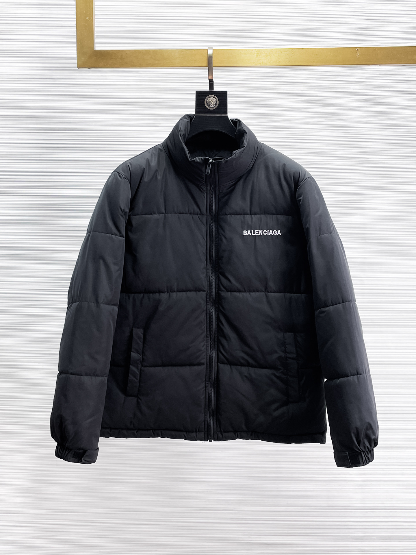 NO:655961,Balenciaga's 2025ss new winter down jacket with all three standards, the new product on the show is in perfect condition, comfortable and warm, the color is full and attractive, the design is very brilliant, it can easily enhance the sense of fashion, the workmanship is extremely sophisticated and rigorous, and the wiring is neat and meticulous!  A masterpiece from a famous designer!  The upper body does not look bloated and is super handsome!  Available sizes M ~ XXXL,,balenciaga,jackets & coats,down jacket,alexander wang19860909巴黎世家 三标齐全 2025ss冬季新款羽绒棉服外套,秀场新品品相非常完美,舒适保暖,色泽饱满诱人,非常出彩的设计,轻松将时髦感进阶,做工极为考究严谨,走线工整细致！大牌设计师巨作！上身不显臃肿、超级帅气！现货码数M ～ XXXL,,balenciaga,jackets & coats,down jacket,alexander wang,Men's clothing