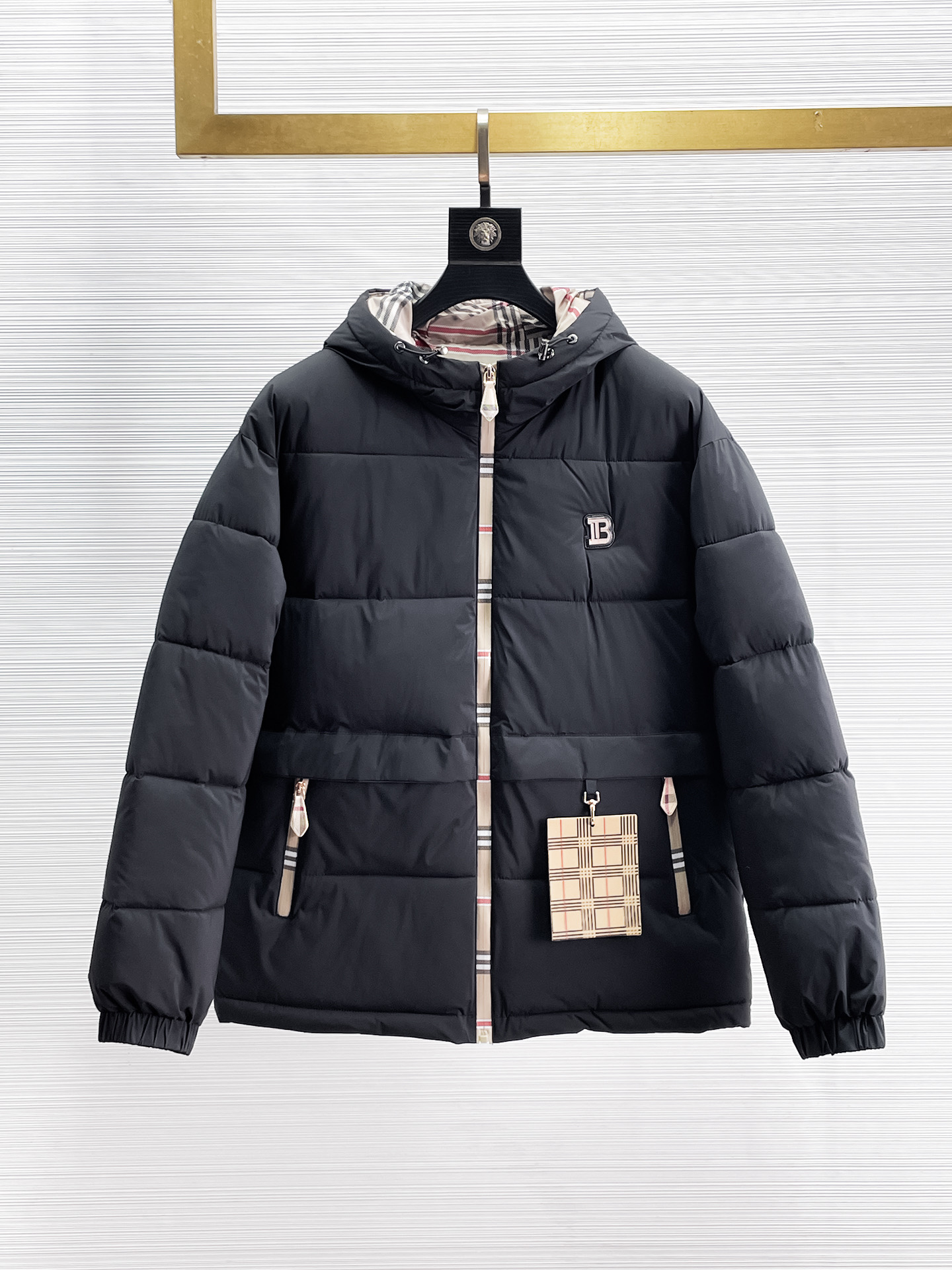 NO:655967,Burberry's new 2025ss winter down jacket with all three standards, the new product on the show is in perfect condition, comfortable and warm, the color is full and attractive, the design is very outstanding, it can easily enhance the fashion sense, the workmanship is extremely sophisticated and rigorous, and the wiring is neat and meticulous!  A masterpiece from a famous designer!  The upper body does not look bloated and is super handsome!  Available sizes M ~ XXXL,,burberry,jackets & coats,down jacket,alexander wang19860909巴宝莉 三标齐全 2025ss冬季新款羽绒棉服外套,秀场新品品相非常完美,舒适保暖,色泽饱满诱人,非常出彩的设计,轻松将时髦感进阶,做工极为考究严谨,走线工整细致！大牌设计师巨作！上身不显臃肿、超级帅气！现货码数M ～ XXXL,,burberry,jackets & coats,down jacket,alexander wang,Men's clothing