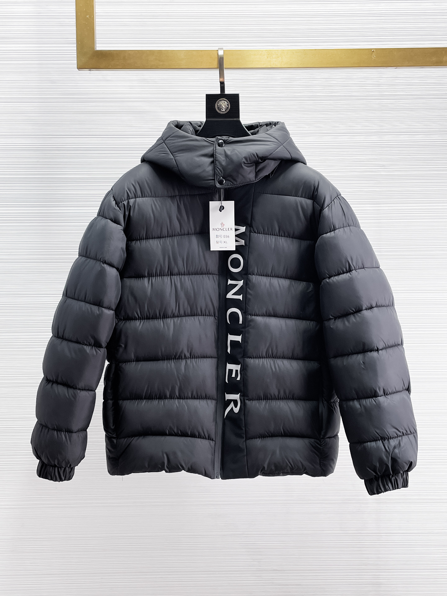 NO:655972,Mengkou, complete with three standards, 2025ss new winter down jacket, the new product in the show is in perfect condition, comfortable and warm, the color is full and attractive, the very outstanding design can easily enhance the fashion sense, the workmanship is extremely sophisticated and rigorous, and the wiring is neat and meticulous!  A masterpiece from a famous designer!  The upper body does not look bloated and is super handsome!  Available sizes M ~ XXXL,,Moncler,jackets & coats,down jacket,alexander wang19860909蒙口 三标齐全 2025ss冬季新款羽绒棉服外套,秀场新品品相非常完美,舒适保暖,色泽饱满诱人,非常出彩的设计,轻松将时髦感进阶,做工极为考究严谨,走线工整细致！大牌设计师巨作！上身不显臃肿、超级帅气！现货码数M ～ XXXL,,Moncler,jackets & coats,down jacket,alexander wang,Men's clothing