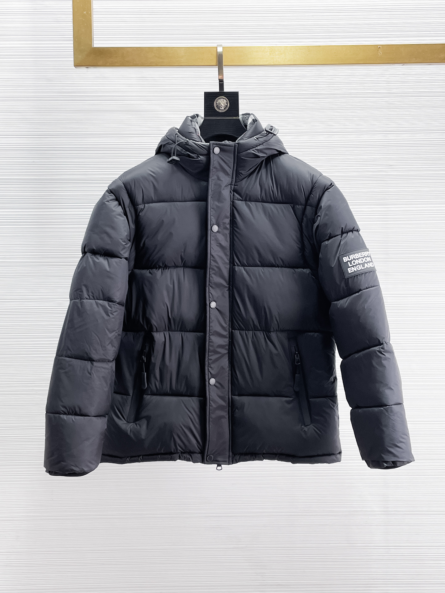 NO:655977,Burberry's new 2025ss winter down jacket with all three standards, the new product on the show is in perfect condition, comfortable and warm, the color is full and attractive, the design is very outstanding, it can easily enhance the fashion sense, the workmanship is extremely sophisticated and rigorous, and the wiring is neat and meticulous!  A masterpiece from a famous designer!  The upper body does not look bloated and is super handsome!  Available sizes M ~ XXXL,,burberry,jackets & coats,down jacket,alexander wang19860909巴宝莉 三标齐全 2025ss冬季新款羽绒棉服外套,秀场新品品相非常完美,舒适保暖,色泽饱满诱人,非常出彩的设计,轻松将时髦感进阶,做工极为考究严谨,走线工整细致！大牌设计师巨作！上身不显臃肿、超级帅气！现货码数M ～ XXXL,,burberry,jackets & coats,down jacket,alexander wang,Men's clothing