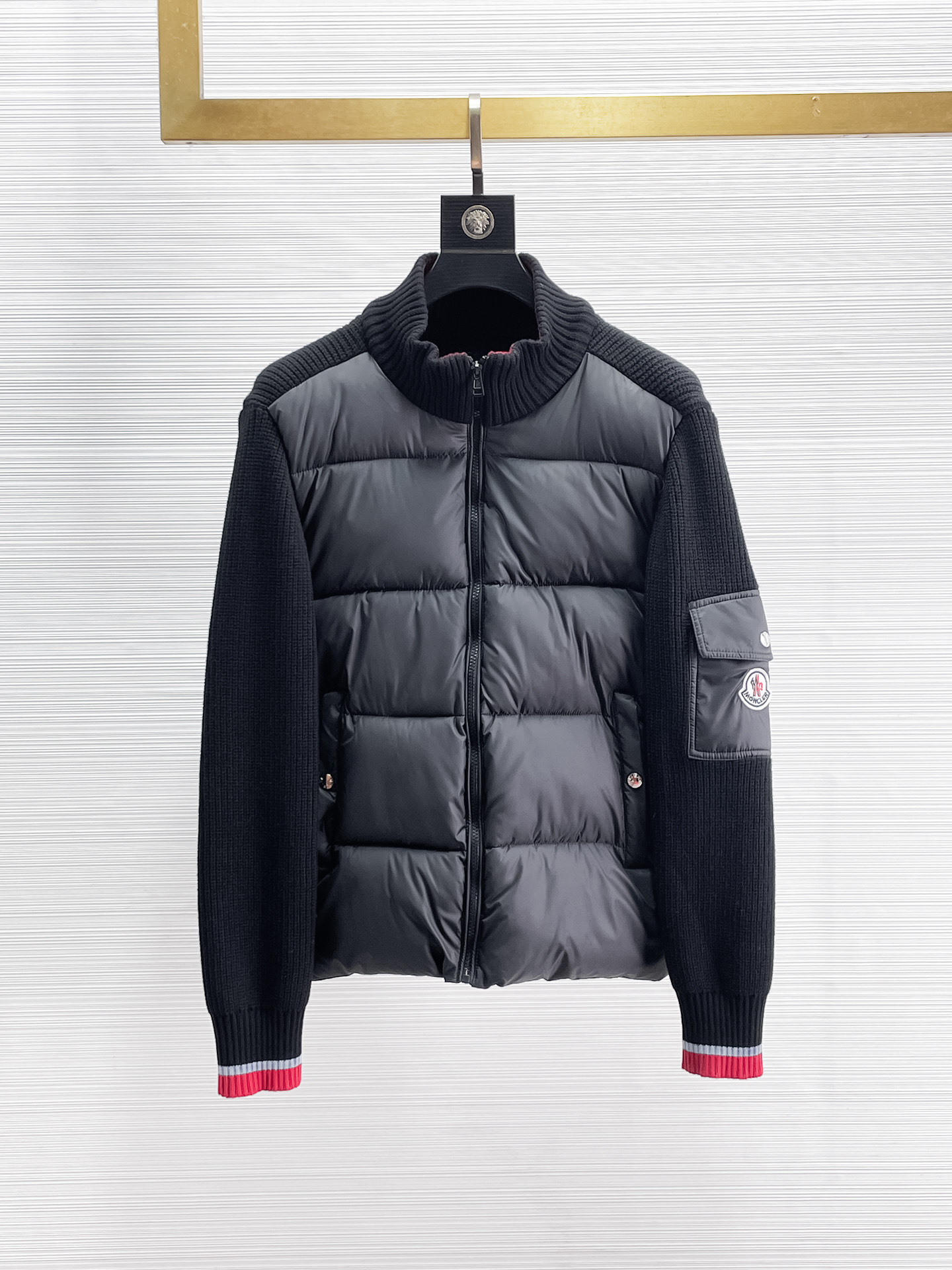 NO:655981,Mengkou, complete with three standards, 2025ss new winter down jacket, the new product in the show is in perfect condition, comfortable and warm, the color is full and attractive, the very outstanding design can easily enhance the fashion sense, the workmanship is extremely sophisticated and rigorous, and the wiring is neat and meticulous!  A masterpiece from a famous designer!  The upper body does not look bloated and is super handsome!  Available sizes M ~ XXXL,,Moncler,jackets & coats,down jacket,alexander wang19860909蒙口 三标齐全 2025ss冬季新款羽绒棉服外套,秀场新品品相非常完美,舒适保暖,色泽饱满诱人,非常出彩的设计,轻松将时髦感进阶,做工极为考究严谨,走线工整细致！大牌设计师巨作！上身不显臃肿、超级帅气！现货码数M ～ XXXL,,Moncler,jackets & coats,down jacket,alexander wang,Men's clothing