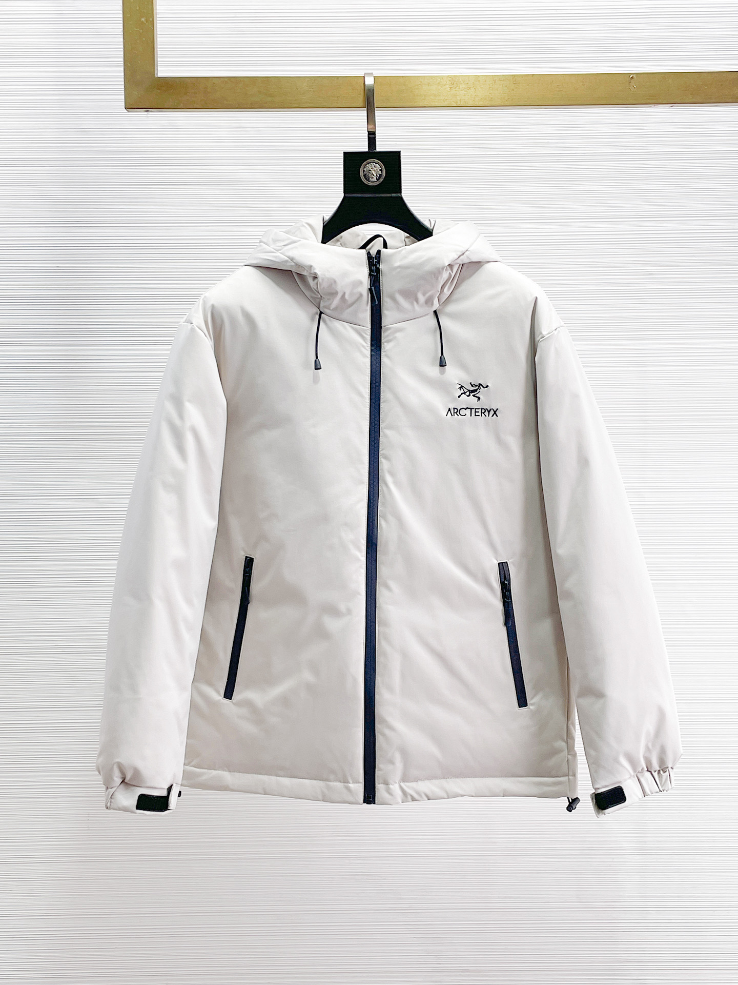 NO:655986,Arc'teryx's 2025 spring and winter new down jacket. This is known as the most expensive down jacket in the world, with 90 down in total. With a classic logo combination, it is full of visual impact at first sight. It has better thermal insulation performance, is light and not heavy, and has good loft recovery after compression, and it can gather heat and lock in temperature!  Personalized color matching design, fresh and energetic!  There are too many versions circulating in the market. In addition to the different fabrics and workmanship, the biggest difference is that the filling is not goose down at all but feather silk or velvet, etc., and it is not easy to distinguish for those who don’t understand. In addition, the fabrics and workmanship are definitely not of the same level. In short, look for us and you will never go astray. All the exclusive full colors are purchased from genuine development. If you understand the quality of our down jackets, you can safely recommend it with your eyes closed. The three standards are complete!  Uniform series for men and women!  Size M-3XL. Maximum wear is 195 pounds.,arc'teryx,down jacket,alexander wang19860909始祖鸟 2025春冬新款羽绒服.这款号称羽绒服届最贵的,全部90绒的.带着经典的Logo组合搭配,第一眼看到就是满满的视觉冲击,保暖性能更出色,轻便不厚重,且压缩后的蓬松度恢复性好,聚热锁温！个性的拼色设计,清新有活力！市面流通的版本实在太多了,除了面料做工不同外,最大的区别就是填充物根本不是鹅绒而是羽丝或手感绒等等,而不懂的根本不容易区分.另外面料和做工也绝对不是一个级别,总之认准我们,让你绝对不跑偏,独家全色全部购入正版开发,懂我们家羽绒服质量的,完全可以放心闭眼推.三标齐全！男女同款系列！码数M-3XL.最大穿到195斤.,arc'teryx,down jacket,alexander wang,Men's clothing