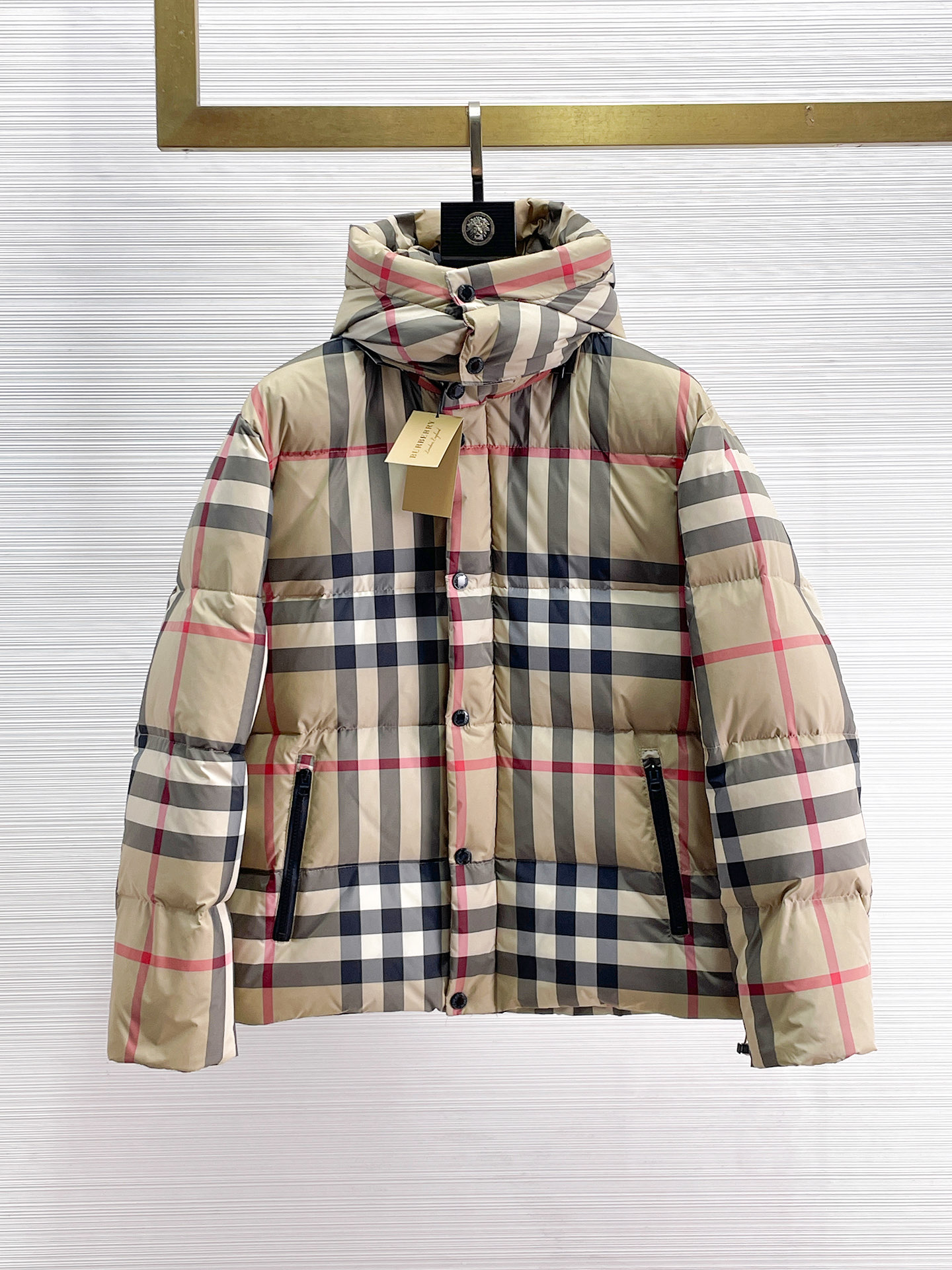 NO:655992,Burberry's 2025 spring and winter new down jacket. This is known as the most expensive down jacket in the world, with 90 down in total. With a classic logo combination, it is full of visual impact at first sight. It has better thermal insulation performance, is light and not heavy, and has good loft recovery after compression, and it can gather heat and lock in temperature!  Personalized color matching design, fresh and energetic!  There are too many versions circulating in the market. In addition to the different fabrics and workmanship, the biggest difference is that the filling is not goose down at all but feather silk or velvet, etc., and it is not easy to distinguish for those who don’t understand. In addition, the fabrics and workmanship are definitely not of the same level. In short, look for us and you will never go astray. All the exclusive full colors are purchased from genuine development. If you understand the quality of our down jackets, you can safely recommend it with your eyes closed. The three standards are complete!  Uniform series for men and women!  Size M-3XL. Maximum wear is 195 pounds.,,burberry,down jacket,alexander wang19860909巴宝莉 2025春冬新款羽绒服.这款号称羽绒服届最贵的,全部90绒的.带着经典的Logo组合搭配,第一眼看到就是满满的视觉冲击,保暖性能更出色,轻便不厚重,且压缩后的蓬松度恢复性好,聚热锁温！个性的拼色设计,清新有活力！市面流通的版本实在太多了,除了面料做工不同外,最大的区别就是填充物根本不是鹅绒而是羽丝或手感绒等等,而不懂的根本不容易区分.另外面料和做工也绝对不是一个级别,总之认准我们,让你绝对不跑偏,独家全色全部购入正版开发,懂我们家羽绒服质量的,完全可以放心闭眼推.三标齐全！男女同款系列！码数M-3XL.最大穿到195斤.,,burberry,down jacket,alexander wang,Men's clothing