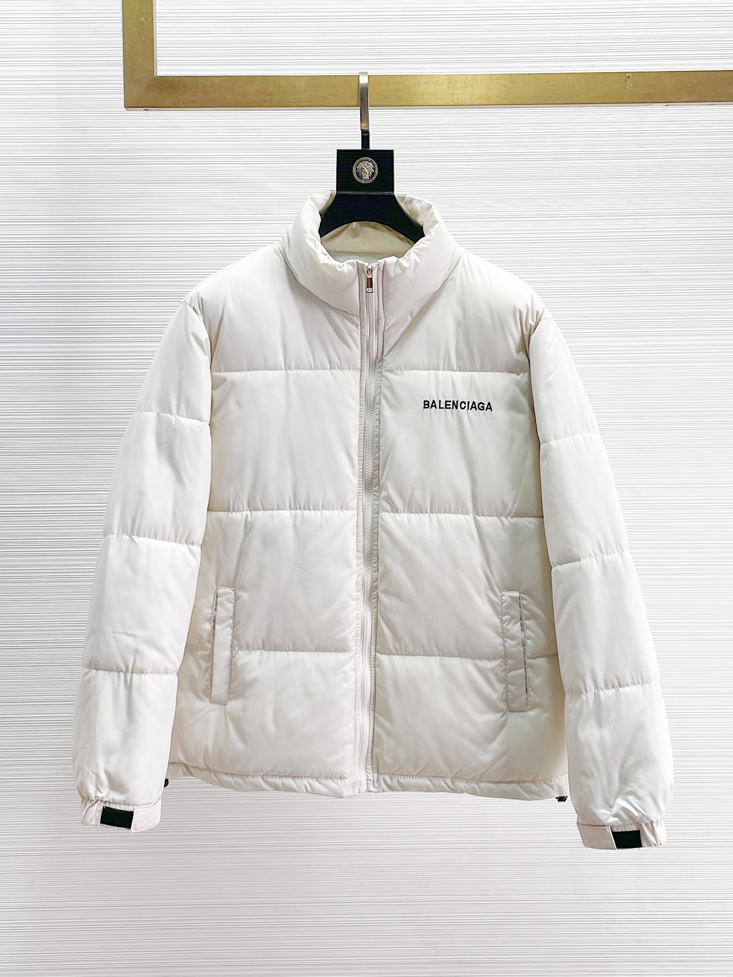 NO:655998,Balenciaga's 2025ss new winter down jacket with all three standards, the new product on the show is in perfect condition, comfortable and warm, the color is full and attractive, the design is very brilliant, it can easily enhance the sense of fashion, the workmanship is extremely sophisticated and rigorous, and the wiring is neat and meticulous!  A masterpiece from a famous designer!  The upper body does not look bloated and is super handsome!  Available sizes M ~ XXXL,,balenciaga,jackets & coats,down jacket,alexander wang19860909巴黎世家 三标齐全 2025ss冬季新款羽绒棉服外套,秀场新品品相非常完美,舒适保暖,色泽饱满诱人,非常出彩的设计,轻松将时髦感进阶,做工极为考究严谨,走线工整细致！大牌设计师巨作！上身不显臃肿、超级帅气！现货码数M ～ XXXL,,balenciaga,jackets & coats,down jacket,alexander wang,Men's clothing