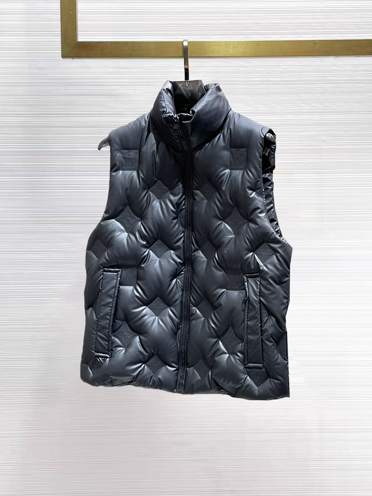 NO:656003,LV 2025FW down vest is a must-have item for fashionistas!  Advanced customization: The highest standard 90 white goose down, the ingredients are tested, and the first-class thermal performance. Double-layer gallbladder cloth inside to ensure that the goose down will not drill out. Customized high-density waterproof nylon fabric. High-end texture and durability. The quality can reach the purchase level. Super versatile, the upper body effect is great!  Size M~3XL,,louis vuitton,down jacket,alexander wang19860909LV 2025FW羽绒马甲 潮人必备单品！高级定制 最高标准90白鹅绒,成分支持检测,一流保暖性能.内里双层胆布,以保证鹅绒不会钻出,定制高密度防水尼龙面料.高端质感及耐用性.品质可达代购级别. 超级百搭,上身效果超赞！ 尺码M~3XL,,louis vuitton,down jacket,alexander wang,Men's clothing