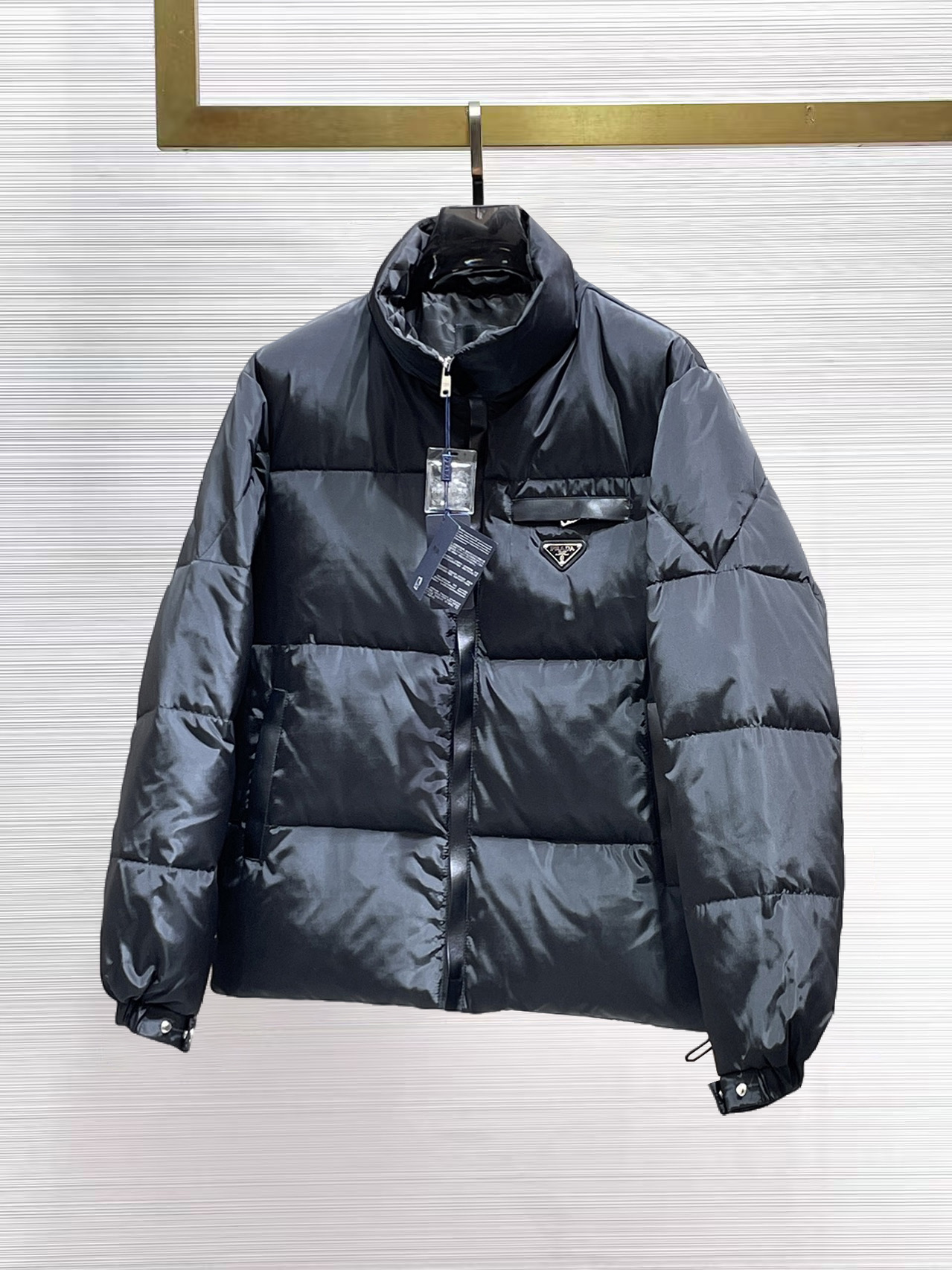 NO:656008,Prada's 2025 spring and winter new down jacket. This is known as the most expensive down jacket in the industry, with 90 down in total. With a classic logo combination, it is full of visual impact at first sight. It has better thermal insulation performance, is light and not heavy, and has good loft recovery after compression, and it can gather heat and lock in temperature!  Personalized color matching design, fresh and energetic!  There are too many versions circulating in the market. In addition to the different fabrics and workmanship, the biggest difference is that the filling is not goose down at all but feather silk or velvet, etc., and it is not easy to distinguish for those who don’t understand. In addition, the fabrics and workmanship are definitely not of the same level. In short, look for us and you will never go astray. All the exclusive full colors are purchased from genuine development. If you understand the quality of our down jackets, you can safely recommend it with your eyes closed. The three standards are complete!  Uniform series for men and women!  Size M-3XL. Maximum wear is 195 pounds.,,prada,down jacket,alexander wang19860909普拉达 2025春冬新款羽绒服.这款号称羽绒服届最贵的,全部90绒的.带着经典的Logo组合搭配,第一眼看到就是满满的视觉冲击,保暖性能更出色,轻便不厚重,且压缩后的蓬松度恢复性好,聚热锁温！个性的拼色设计,清新有活力！市面流通的版本实在太多了,除了面料做工不同外,最大的区别就是填充物根本不是鹅绒而是羽丝或手感绒等等,而不懂的根本不容易区分.另外面料和做工也绝对不是一个级别,总之认准我们,让你绝对不跑偏,独家全色全部购入正版开发,懂我们家羽绒服质量的,完全可以放心闭眼推.三标齐全！男女同款系列！码数M-3XL.最大穿到195斤.,,prada,down jacket,alexander wang,Men's clothing