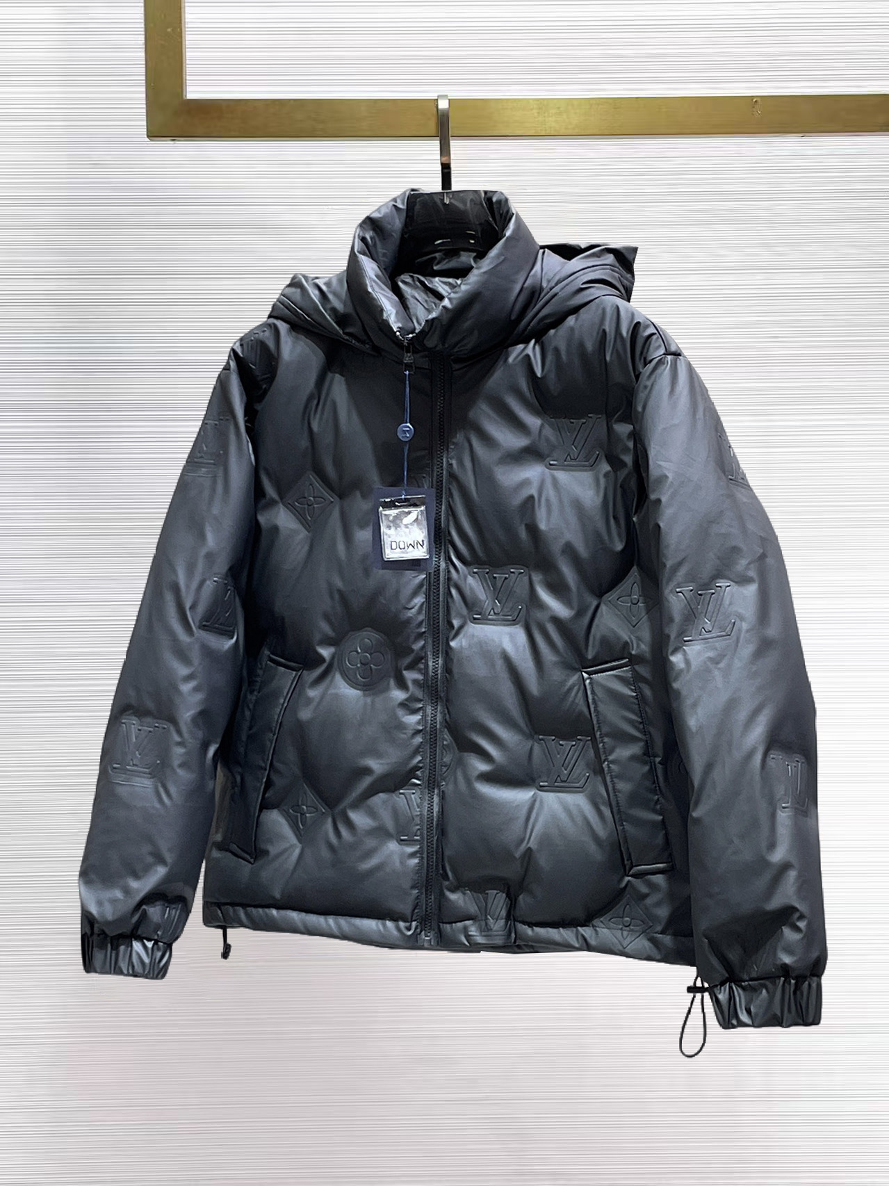 NO:656012,LV 2025 spring and winter new down jacket. This is known as the most expensive down jacket in the world, all 90 down. With a classic logo combination, it is full of visual impact at first sight. It has better thermal insulation performance, is light and not heavy, and has good loft recovery after compression, and can gather heat and lock in temperature!  Personalized color matching design, fresh and energetic!  There are too many versions circulating in the market. In addition to the different fabrics and workmanship, the biggest difference is that the filling is not goose down at all but feather silk or velvet, etc., and it is not easy to distinguish for those who don’t understand. In addition, the fabrics and workmanship are definitely not of the same level. In short, look for us and you will never go astray. All the exclusive full colors are purchased from genuine development. If you understand the quality of our down jackets, you can safely recommend it with your eyes closed. The three standards are complete!  Uniform series for men and women!  Size M-3XL. Maximum wear is 195 pounds.,,louis vuitton,down jacket,alexander wang19860909LV 2025春冬新款羽绒服.这款号称羽绒服届最贵的,全部90绒的.带着经典的Logo组合搭配,第一眼看到就是满满的视觉冲击,保暖性能更出色,轻便不厚重,且压缩后的蓬松度恢复性好,聚热锁温！个性的拼色设计,清新有活力！市面流通的版本实在太多了,除了面料做工不同外,最大的区别就是填充物根本不是鹅绒而是羽丝或手感绒等等,而不懂的根本不容易区分.另外面料和做工也绝对不是一个级别,总之认准我们,让你绝对不跑偏,独家全色全部购入正版开发,懂我们家羽绒服质量的,完全可以放心闭眼推.三标齐全！男女同款系列！码数M-3XL.最大穿到195斤.,,louis vuitton,down jacket,alexander wang,Men's clothing