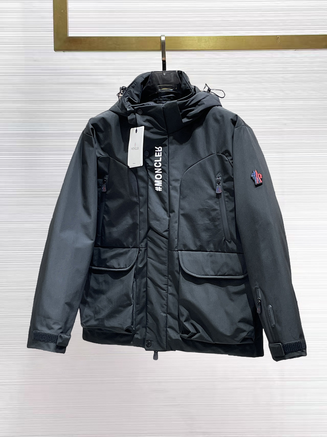 NO:656016,Mengkou's 2025 spring and winter new down jacket. This is known as the most expensive down jacket in the world, with 90 down in total. With a classic logo combination, it is full of visual impact at first sight. It has better thermal insulation performance, is light and not heavy, and has good loft recovery after compression, and can gather heat and lock in temperature!  Personalized color matching design, fresh and energetic!  There are too many versions circulating in the market. In addition to the different fabrics and workmanship, the biggest difference is that the filling is not goose down at all but feather silk or velvet, etc., and it is not easy to distinguish for those who don’t understand. In addition, the fabrics and workmanship are definitely not of the same level. In short, look for us and you will never go astray. All the exclusive full colors are purchased from genuine development. If you understand the quality of our down jackets, you can safely recommend it with your eyes closed. The three standards are complete!  Uniform series for men and women!  Size M-3XL. Maximum wear is 195 pounds.,,Moncler,down jacket,alexander wang19860909蒙口 2025春冬新款羽绒服.这款号称羽绒服届最贵的,全部90绒的.带着经典的Logo组合搭配,第一眼看到就是满满的视觉冲击,保暖性能更出色,轻便不厚重,且压缩后的蓬松度恢复性好,聚热锁温！个性的拼色设计,清新有活力！市面流通的版本实在太多了,除了面料做工不同外,最大的区别就是填充物根本不是鹅绒而是羽丝或手感绒等等,而不懂的根本不容易区分.另外面料和做工也绝对不是一个级别,总之认准我们,让你绝对不跑偏,独家全色全部购入正版开发,懂我们家羽绒服质量的,完全可以放心闭眼推.三标齐全！男女同款系列！码数M-3XL.最大穿到195斤.,,Moncler,down jacket,alexander wang,Men's clothing