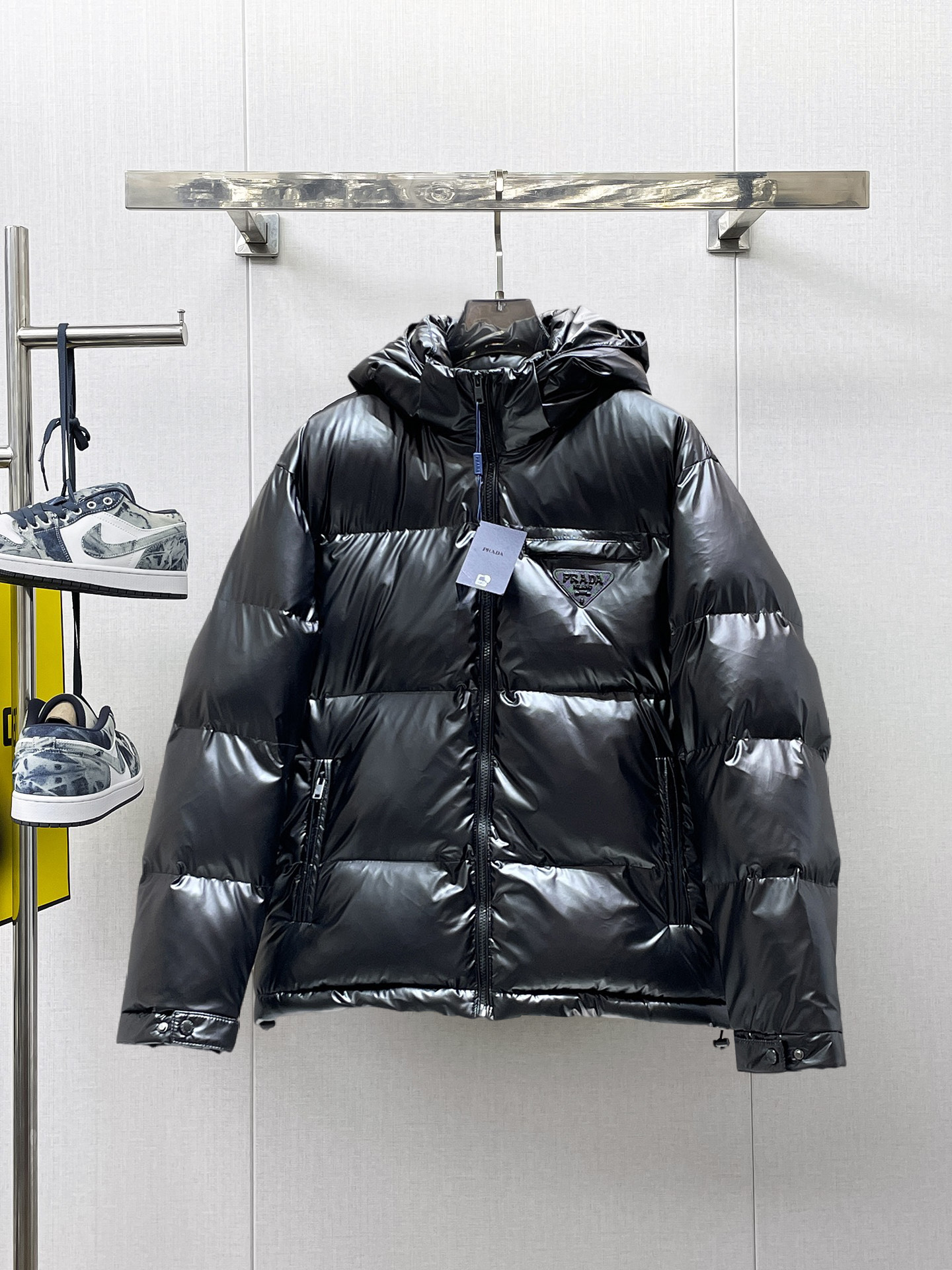 NO:658115,Prada's 2025 spring and winter new down jacket. This is known as the most expensive down jacket in the industry, with 90 down in total. With a classic logo combination, it is full of visual impact at first sight. It has better thermal insulation performance, is light and not heavy, and has good loft recovery after compression, and it can gather heat and lock in temperature!  Personalized color matching design, fresh and energetic!  There are too many versions circulating in the market. In addition to the different fabrics and workmanship, the biggest difference is that the filling is not goose down at all but feather silk or velvet, etc., and it is not easy to distinguish for those who don’t understand. In addition, the fabrics and workmanship are definitely not of the same level. In short, look for us and you will never go astray. All the exclusive full colors are purchased from genuine development. If you understand the quality of our down jackets, you can safely recommend it with your eyes closed. The three standards are complete!  Uniform series for men and women!  Size M-3XL. Maximum wear is 195 pounds.,,prada,down jacket,alexander wang19860909普拉达 2025春冬新款羽绒服.这款号称羽绒服届最贵的,全部90绒的.带着经典的Logo组合搭配,第一眼看到就是满满的视觉冲击,保暖性能更出色,轻便不厚重,且压缩后的蓬松度恢复性好,聚热锁温！个性的拼色设计,清新有活力！市面流通的版本实在太多了,除了面料做工不同外,最大的区别就是填充物根本不是鹅绒而是羽丝或手感绒等等,而不懂的根本不容易区分.另外面料和做工也绝对不是一个级别,总之认准我们,让你绝对不跑偏,独家全色全部购入正版开发,懂我们家羽绒服质量的,完全可以放心闭眼推.三标齐全！男女同款系列！码数M-3XL.最大穿到195斤.,,prada,down jacket,alexander wang,Men's clothing