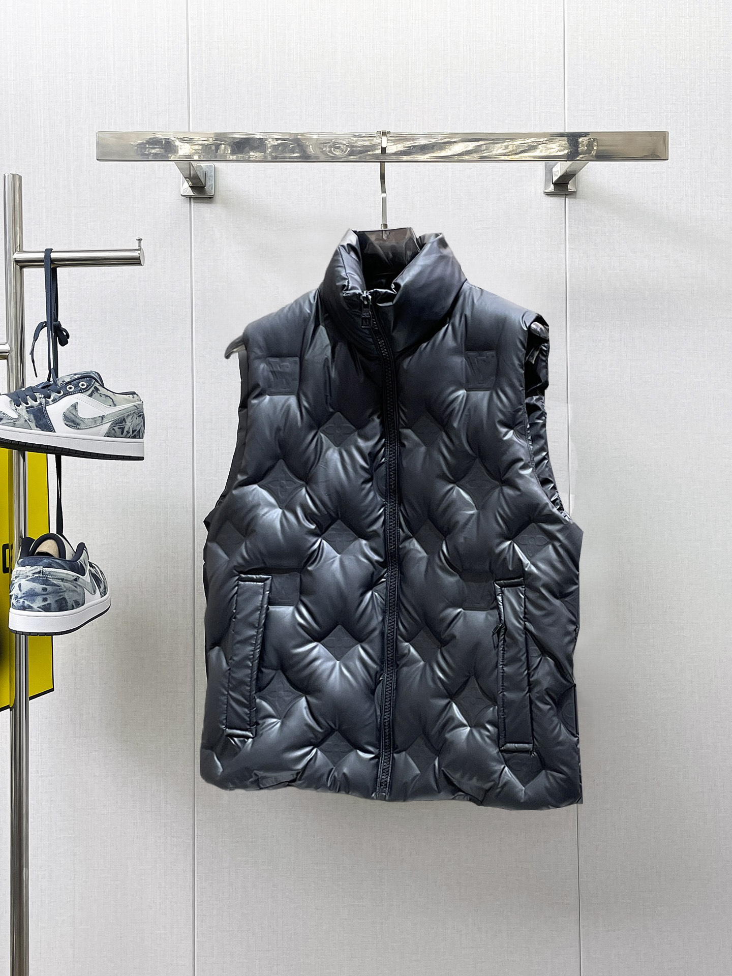 NO:658120,Louis vuitton/LV Louis Vuitton's classic and durable short down vest system, leather down vest, diversified life scenes, a sincerely recommended model. Designed with high-standard tailoring technology. Strong recognition reflects the unique luxury charm of character and taste. Created with classic logo embossed elements, it is enough to make you stand out anywhere  It can be worn by both men and women, allowing you to fully open up your aura. The tailoring design is gentle and powerful, and the overall fashion style is full of personality. It is very advanced and has a very unconventional concept of fashion items!  The interior is filled with imported European standard environmentally friendly 90 white duck down. It has a high fluffy feel and excellent resilience. It is comfortable to wear without any sense of oppression. The full lock-down treatment design does not let the velvet run away or get rid of the hair. It allows you to resist wind and cold in a fashionable and comfortable way!  !  Color Black Size 48-50-52-54-56 (M-3xl),,louis vuitton,louis vuitton,louis vuitton,down jacket,alexander wang19860909Louis vuitton/LV 路易威登 经典耐看的短款羽绒马甲背心体系, 皮革羽绒马甲, 多元化的生活场景,真心推荐的入手款.高标准剪裁工艺设计.强烈的辨识度体现了独具奢华魅力的品格品味. 经典的logo雕浮元素打造,足以让你任在何地方脱而颖出 无论女男均可驾驭,让从你此气场全开,版型裁剪设计温柔具又有力量感,整时体尚个性十感足,十分超前,极未具来概的念时尚单品！ 内里进口欧标环保90白鸭绒填充.高蓬松感,回弹性极佳.穿着舒适无压迫感,十足的锁绒处理设计不跑绒不钻毛.让抗风御寒在时尚舒适中进行！！ 颜色黑色 尺码48-50-52-54-56（M-3xl）,,louis vuitton,louis vuitton,louis vuitton,down jacket,alexander wang,Men's clothing