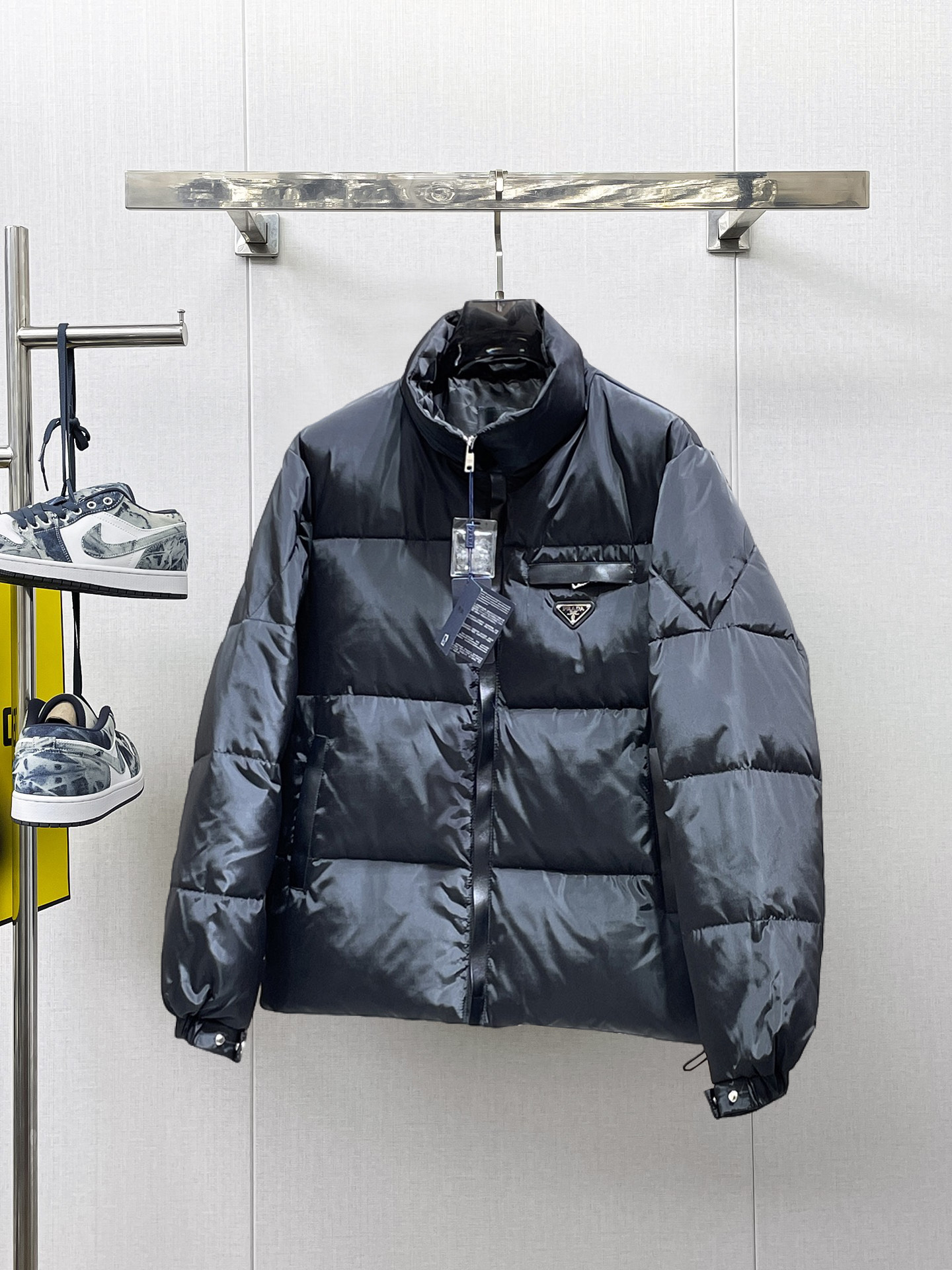 NO:658078,Prada's 2025 spring and winter new down jacket. This is known as the most expensive down jacket in the industry, with 90 down in total. With a classic logo combination, it is full of visual impact at first sight. It has better thermal insulation performance, is light and not heavy, and has good loft recovery after compression, and it can gather heat and lock in temperature!  Personalized color matching design, fresh and energetic!  There are too many versions circulating in the market. In addition to the different fabrics and workmanship, the biggest difference is that the filling is not goose down at all but feather silk or velvet, etc., and it is not easy to distinguish for those who don’t understand. In addition, the fabrics and workmanship are definitely not of the same level. In short, look for us and you will never go astray. All the exclusive full colors are purchased from genuine development. If you understand the quality of our down jackets, you can safely recommend it with your eyes closed. The three standards are complete!  Uniform series for men and women!  Size M-3XL. Maximum wear is 195 pounds.,,prada,down jacket,alexander wang19860909普拉达 2025春冬新款羽绒服.这款号称羽绒服届最贵的,全部90绒的.带着经典的Logo组合搭配,第一眼看到就是满满的视觉冲击,保暖性能更出色,轻便不厚重,且压缩后的蓬松度恢复性好,聚热锁温！个性的拼色设计,清新有活力！市面流通的版本实在太多了,除了面料做工不同外,最大的区别就是填充物根本不是鹅绒而是羽丝或手感绒等等,而不懂的根本不容易区分.另外面料和做工也绝对不是一个级别,总之认准我们,让你绝对不跑偏,独家全色全部购入正版开发,懂我们家羽绒服质量的,完全可以放心闭眼推.三标齐全！男女同款系列！码数M-3XL.最大穿到195斤.,,prada,down jacket,alexander wang,Men's clothing