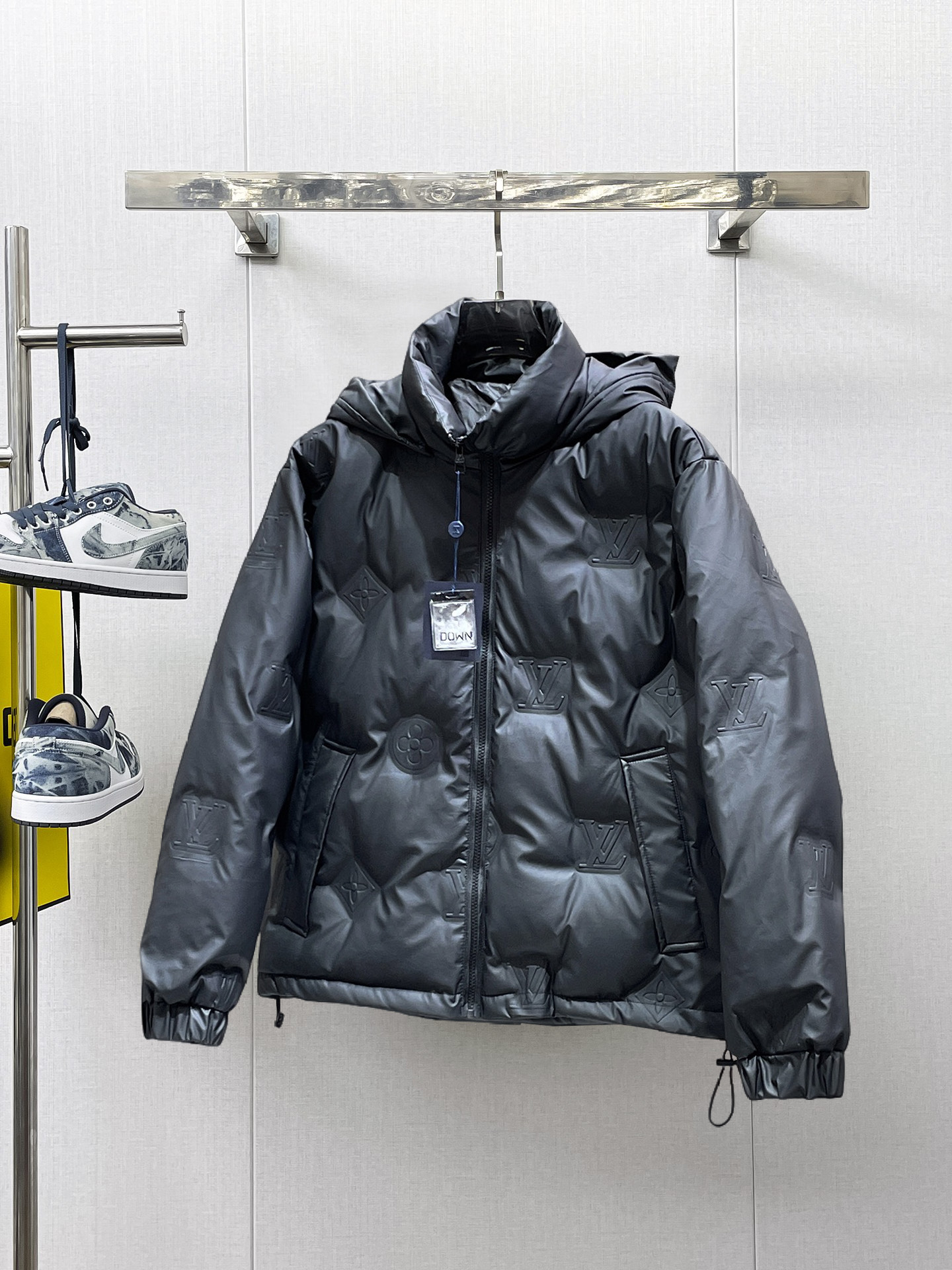 NO:658083,LV 2025 spring and winter new down jacket. This is known as the most expensive down jacket in the world, all 90 down. With a classic logo combination, it is full of visual impact at first sight. It has better thermal insulation performance, is light and not heavy, and has good loft recovery after compression, and can gather heat and lock in temperature!  Personalized color matching design, fresh and energetic!  There are too many versions circulating in the market. In addition to the different fabrics and workmanship, the biggest difference is that the filling is not goose down at all but feather silk or velvet, etc., and it is not easy to distinguish for those who don’t understand. In addition, the fabrics and workmanship are definitely not of the same level. In short, look for us and you will never go astray. All the exclusive full colors are purchased from genuine development. If you understand the quality of our down jackets, you can safely recommend it with your eyes closed. The three standards are complete!  Uniform series for men and women!  Size M-3XL. Maximum wear is 195 pounds.,,louis vuitton,down jacket,alexander wang19860909LV 2025春冬新款羽绒服.这款号称羽绒服届最贵的,全部90绒的.带着经典的Logo组合搭配,第一眼看到就是满满的视觉冲击,保暖性能更出色,轻便不厚重,且压缩后的蓬松度恢复性好,聚热锁温！个性的拼色设计,清新有活力！市面流通的版本实在太多了,除了面料做工不同外,最大的区别就是填充物根本不是鹅绒而是羽丝或手感绒等等,而不懂的根本不容易区分.另外面料和做工也绝对不是一个级别,总之认准我们,让你绝对不跑偏,独家全色全部购入正版开发,懂我们家羽绒服质量的,完全可以放心闭眼推.三标齐全！男女同款系列！码数M-3XL.最大穿到195斤.,,louis vuitton,down jacket,alexander wang,Men's clothing