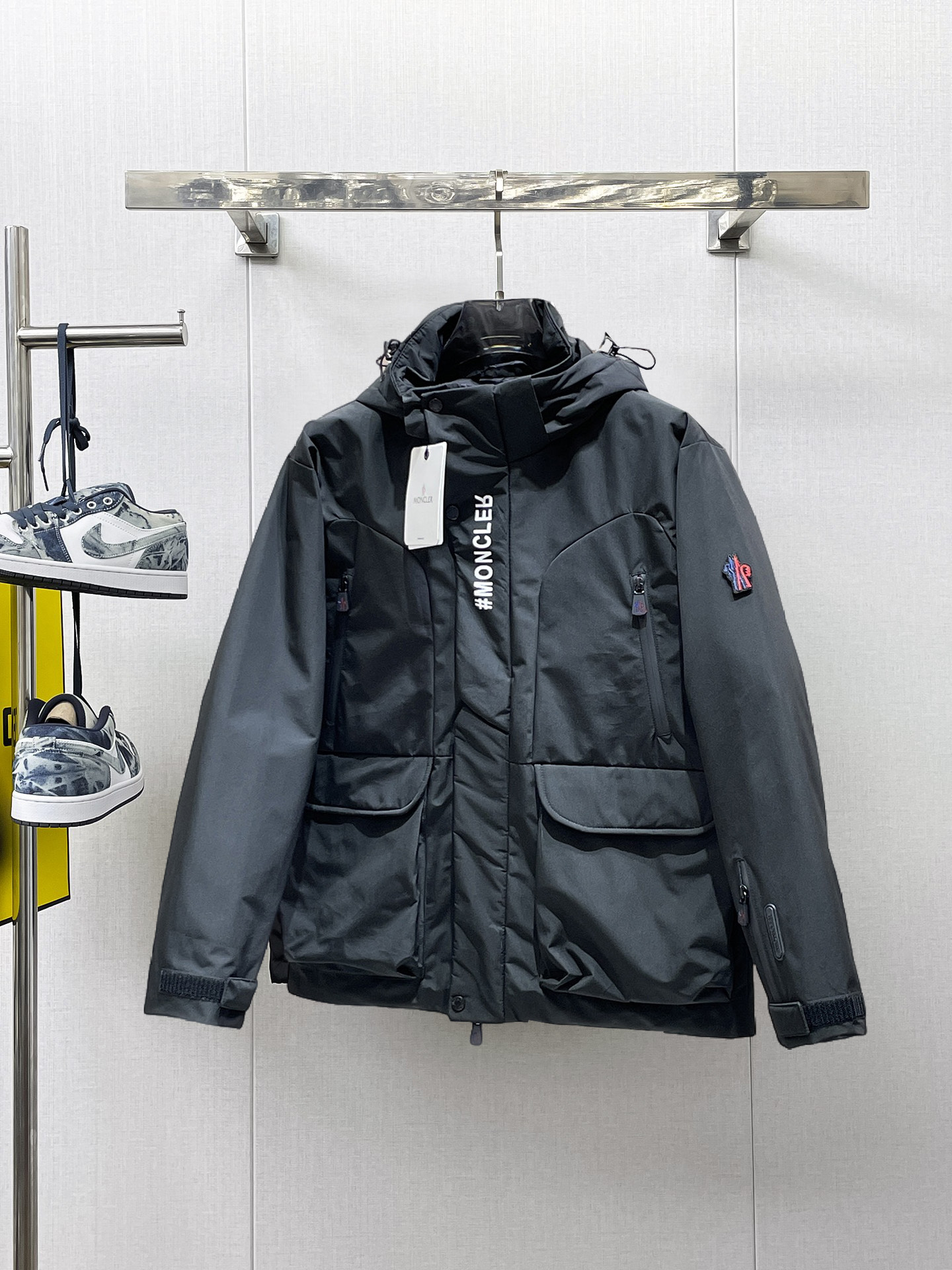 NO:658088,Mengkou's 2025 spring and winter new down jacket. This is known as the most expensive down jacket in the world, with 90 down in total. With a classic logo combination, it is full of visual impact at first sight. It has better thermal insulation performance, is light and not heavy, and has good loft recovery after compression, and can gather heat and lock in temperature!  Personalized color matching design, fresh and energetic!  There are too many versions circulating in the market. In addition to the different fabrics and workmanship, the biggest difference is that the filling is not goose down at all but feather silk or velvet, etc., and it is not easy to distinguish for those who don’t understand. In addition, the fabrics and workmanship are definitely not of the same level. In short, look for us and you will never go astray. All the exclusive full colors are purchased from genuine development. If you understand the quality of our down jackets, you can safely recommend it with your eyes closed. The three standards are complete!  Uniform series for men and women!  Size M-3XL. Maximum wear is 195 pounds.,,Moncler,down jacket,alexander wang19860909蒙口 2025春冬新款羽绒服.这款号称羽绒服届最贵的,全部90绒的.带着经典的Logo组合搭配,第一眼看到就是满满的视觉冲击,保暖性能更出色,轻便不厚重,且压缩后的蓬松度恢复性好,聚热锁温！个性的拼色设计,清新有活力！市面流通的版本实在太多了,除了面料做工不同外,最大的区别就是填充物根本不是鹅绒而是羽丝或手感绒等等,而不懂的根本不容易区分.另外面料和做工也绝对不是一个级别,总之认准我们,让你绝对不跑偏,独家全色全部购入正版开发,懂我们家羽绒服质量的,完全可以放心闭眼推.三标齐全！男女同款系列！码数M-3XL.最大穿到195斤.,,Moncler,down jacket,alexander wang,Men's clothing