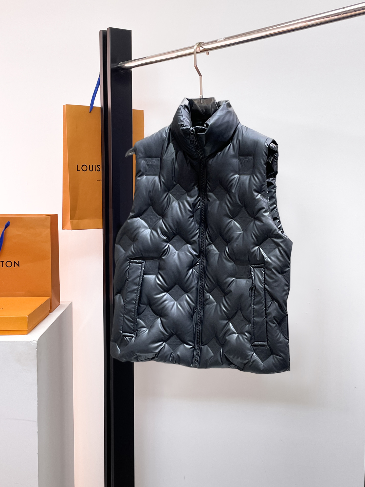 NO:662284,LV, Prada's new autumn and winter down vest, high-end customization, filled with top-quality national standard pure 90 white duck down. The quality can withstand any form of inspection, presenting a brand new look, giving you a unique upper body experience!  They have gone through a strict selection process, and their fluffiness and resilience are extremely superior, and their cold-proof performance is beyond doubt!  Customized original metal zipper, fashionable and versatile. The upper body is elegant and handsome, full of personality, and has a brand new sense of sight!  Ready for sale, sizes 48-56, louis vuitton, prada, down jacket,  19860909LV、普拉达 秋冬新款羽绒马甲 高端定制 内填充顶级国标纯正90白鸭绒 品质经得起任何形式检验,呈现一种焕然一新,赋予你与众不同的上身体验！均经过严格的挑选工序,其蓬松感与与回弹性都极为优越,御寒性能更是毋庸置疑！定制原版金属拉链,时尚百搭潮 上身优雅帅气,个性十足,焕然一新的即视感！现货发售, 尺码48-56,,louis vuitton,prada,down jacket, ,Men's clothing