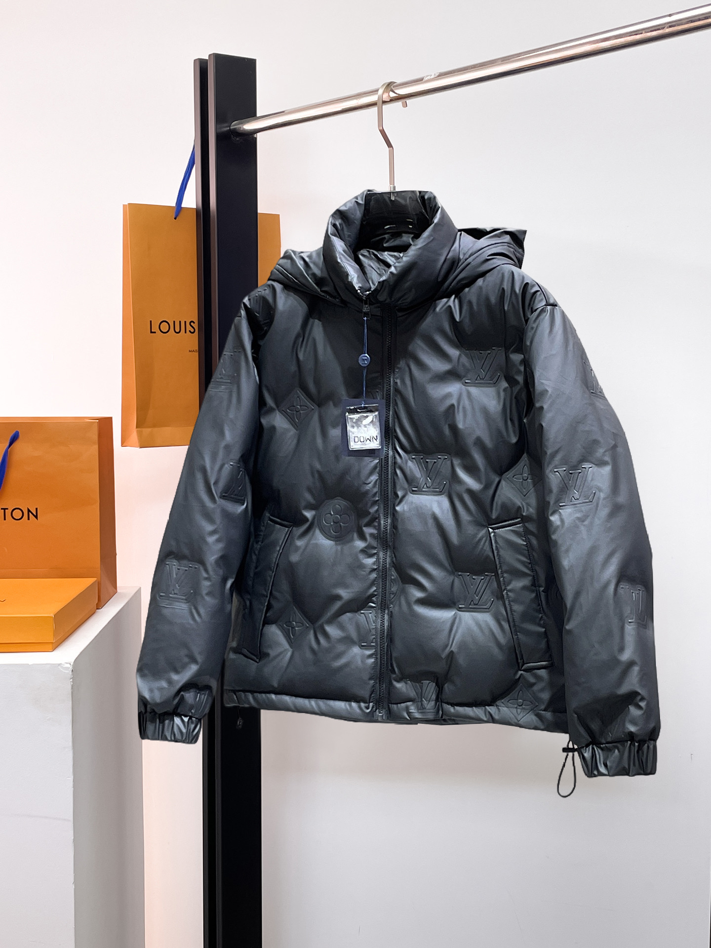 NO:662252,LV 2025 autumn and winter new down jacket. This is known as the most expensive down jacket in the world, all 90 down. With a classic logo combination, it is full of visual impact at first sight. It has better thermal insulation performance, is light and not heavy, and has good loft recovery after compression, and it can gather heat and lock in temperature!  Personalized color matching design, fresh and energetic!  There are too many versions circulating in the market. In addition to the different fabrics and workmanship, the biggest difference is that the filling is not goose down at all but feather silk or velvet, etc., and it is not easy to distinguish for those who don’t understand. In addition, the fabrics and workmanship are definitely not of the same level. In short, look for us and you will never go astray. All the exclusive full colors are purchased from genuine development. If you understand the quality of our down jackets, you can safely recommend it with your eyes closed. The three standards are complete!  Uniform series for men and women!  Size M-3XL. Maximum wear is 195 pounds.,,louis vuitton,down jacket, 19860909LV 2025秋冬新款羽绒服.这款号称羽绒服届最贵的,全部90绒的.带着经典的Logo组合搭配,第一眼看到就是满满的视觉冲击,保暖性能更出色,轻便不厚重,且压缩后的蓬松度恢复性好,聚热锁温！个性的拼色设计,清新有活力！市面流通的版本实在太多了,除了面料做工不同外,最大的区别就是填充物根本不是鹅绒而是羽丝或手感绒等等,而不懂的根本不容易区分.另外面料和做工也绝对不是一个级别,总之认准我们,让你绝对不跑偏,独家全色全部购入正版开发,懂我们家羽绒服质量的,完全可以放心闭眼推.三标齐全！男女同款系列！码数M-3XL.最大穿到195斤.,,louis vuitton,down jacket, ,Men's clothing