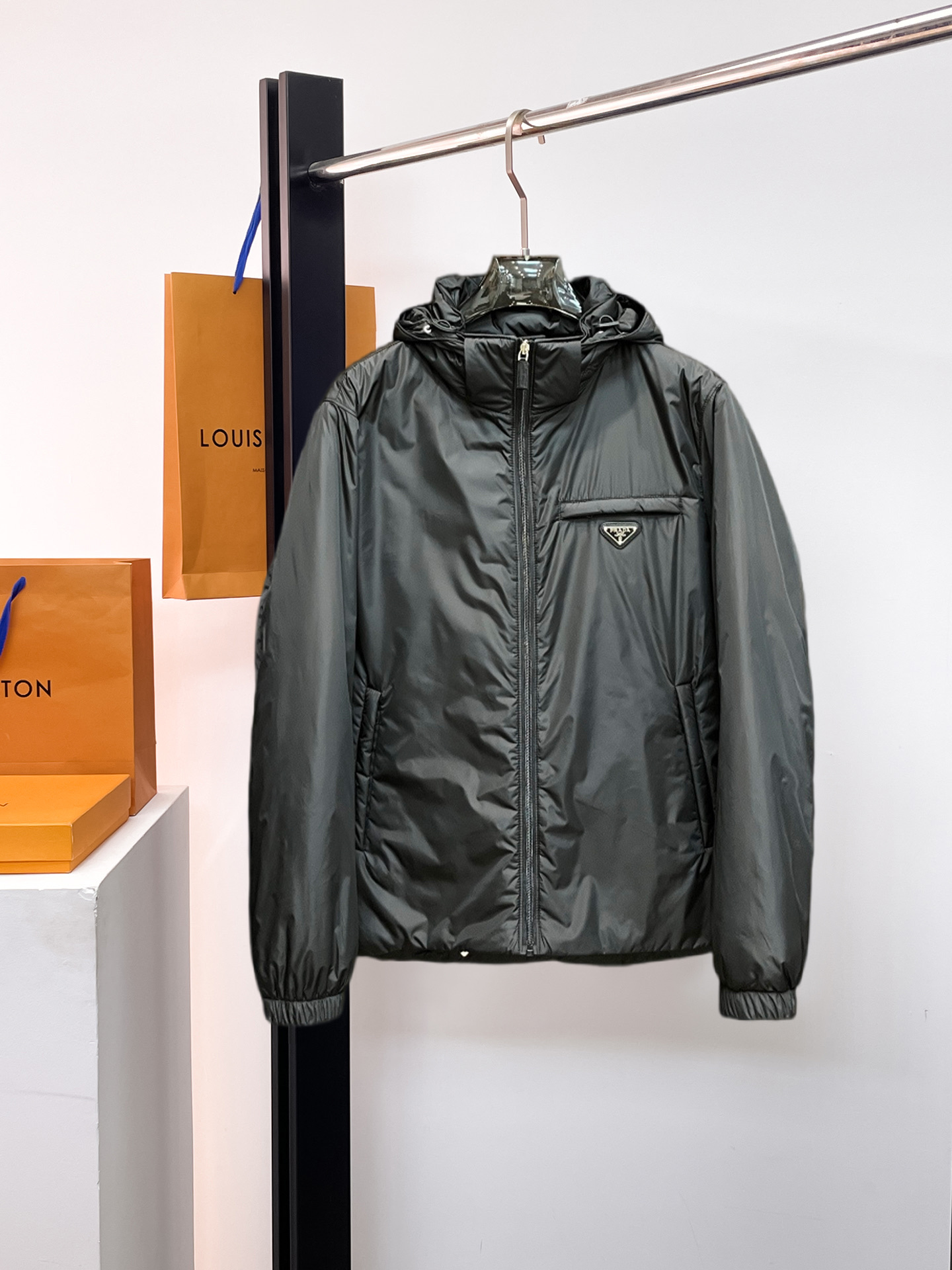 NO:662245,Prada's new 2025 autumn and winter down jacket. This is known as the most expensive down jacket in the world, all 90 down. With a classic logo combination, it is full of visual impact at first sight. It has better thermal insulation performance, is light and not heavy, and has good loft recovery after compression, and it can gather heat and lock in temperature!  Personalized color matching design, fresh and energetic!  There are too many versions circulating in the market. In addition to the different fabrics and workmanship, the biggest difference is that the filling is not goose down at all but feather silk or velvet, etc., and it is not easy to distinguish for those who don’t understand. In addition, the fabrics and workmanship are definitely not of the same level. In short, look for us and you will never go astray. All the exclusive full colors are purchased from genuine development. If you understand the quality of our down jackets, you can safely recommend it with your eyes closed. The three standards are complete!  Uniform series for men and women!  Size M-3XL. Maximum wear is 195 pounds.,,prada,down jacket, 19860909普拉达 2025秋冬新款羽绒服.这款号称羽绒服届最贵的,全部90绒的.带着经典的Logo组合搭配,第一眼看到就是满满的视觉冲击,保暖性能更出色,轻便不厚重,且压缩后的蓬松度恢复性好,聚热锁温！个性的拼色设计,清新有活力！市面流通的版本实在太多了,除了面料做工不同外,最大的区别就是填充物根本不是鹅绒而是羽丝或手感绒等等,而不懂的根本不容易区分.另外面料和做工也绝对不是一个级别,总之认准我们,让你绝对不跑偏,独家全色全部购入正版开发,懂我们家羽绒服质量的,完全可以放心闭眼推.三标齐全！男女同款系列！码数M-3XL.最大穿到195斤.,,prada,down jacket, ,Men's clothing