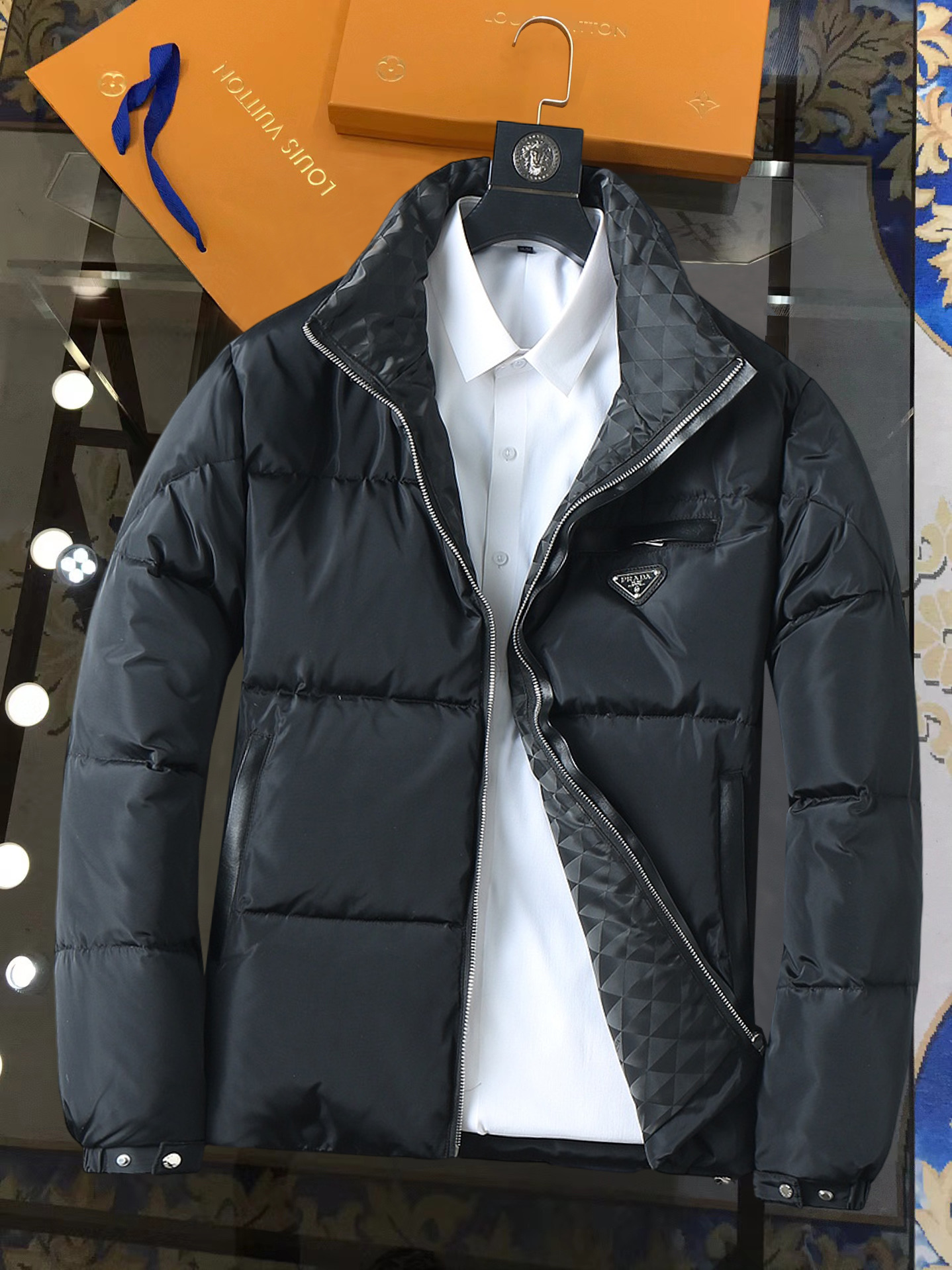 NO:728563,Support replacement after the year!  Prada's new autumn and winter down jacket. This is known as the most expensive down jacket in the world, all 90 down. With the classic logo combination, it is full of visual impact at first sight. It has better thermal insulation performance, is light and not heavy, and has good loft recovery after compression, and it can gather heat and lock in temperature!  Personalized color matching design, fresh and energetic!  There are too many versions circulating in the market. In addition to the different fabrics and workmanship, the biggest difference is that the filling is not goose down at all but feather silk or velvet, etc., and it is not easy to distinguish for those who don’t understand. In addition, the fabrics and workmanship are definitely not of the same level. In short, look for us and you will never go astray. All the exclusive full colors are purchased from genuine development. If you understand the quality of our down jackets, you can safely recommend it with your eyes closed. The three standards are complete!  Uniform series for men and women!  Size M-3XL. Maximum wear is 195 pounds.,,prada,down jacket,19860909支持年后退换！ 普拉达 秋冬新款羽绒服.这款号称羽绒服届最贵的,全部90绒的.带着经典的Logo组合搭配,第一眼看到就是满满的视觉冲击,保暖性能更出色,轻便不厚重,且压缩后的蓬松度恢复性好,聚热锁温！个性的拼色设计,清新有活力！市面流通的版本实在太多了,除了面料做工不同外,最大的区别就是填充物根本不是鹅绒而是羽丝或手感绒等等,而不懂的根本不容易区分.另外面料和做工也绝对不是一个级别,总之认准我们,让你绝对不跑偏,独家全色全部购入正版开发,懂我们家羽绒服质量的,完全可以放心闭眼推.三标齐全！男女同款系列！码数M-3XL.最大穿到195斤.,,prada,down jacket,,Men's clothing