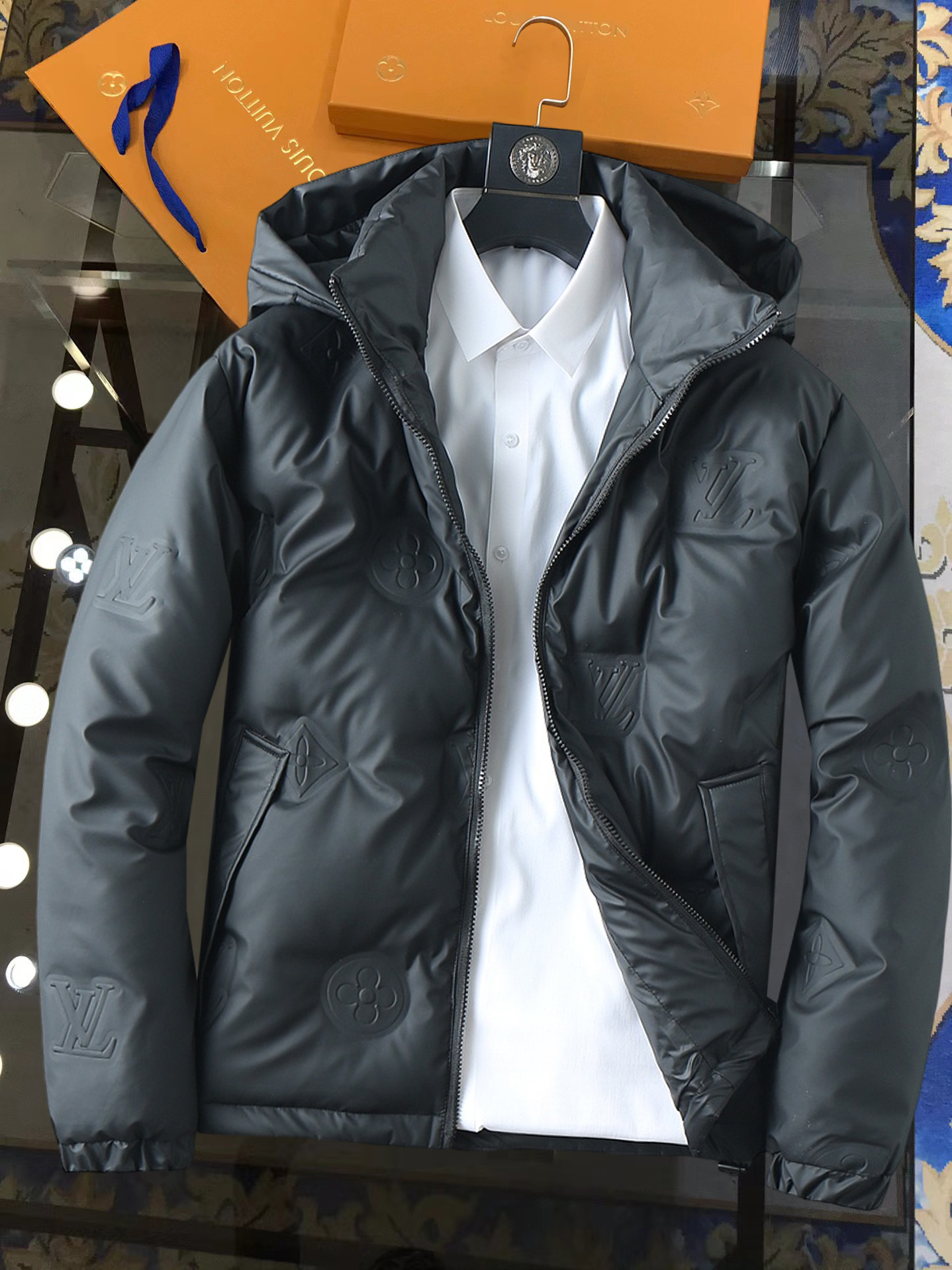 NO:728569,Support replacement after the year!  LV's new autumn and winter down jacket. This is known as the most expensive down jacket in the world, all 90 down. It has a classic logo combination, and it has a full visual impact at first sight. It has better thermal insulation performance, is light and not heavy, and has good loft recovery after compression, and it can gather heat and lock in temperature!  Personalized color matching design, fresh and energetic!  There are too many versions circulating in the market. In addition to the different fabrics and workmanship, the biggest difference is that the filling is not goose down at all but feather silk or velvet, etc., and it is not easy to distinguish for those who don’t understand. In addition, the fabrics and workmanship are definitely not of the same level. In short, look for us and you will never go astray. All the exclusive full colors are purchased from genuine development. If you understand the quality of our down jackets, you can safely recommend it with your eyes closed. The three standards are complete!  Uniform series for men and women!  Size M-3XL. Maximum wear is 195 pounds.,,louis vuitton,down jacket,19860909支持年后退换！ LV 秋冬新款羽绒服.这款号称羽绒服届最贵的,全部90绒的.带着经典的Logo组合搭配,第一眼看到就是满满的视觉冲击,保暖性能更出色,轻便不厚重,且压缩后的蓬松度恢复性好,聚热锁温！个性的拼色设计,清新有活力！市面流通的版本实在太多了,除了面料做工不同外,最大的区别就是填充物根本不是鹅绒而是羽丝或手感绒等等,而不懂的根本不容易区分.另外面料和做工也绝对不是一个级别,总之认准我们,让你绝对不跑偏,独家全色全部购入正版开发,懂我们家羽绒服质量的,完全可以放心闭眼推.三标齐全！男女同款系列！码数M-3XL.最大穿到195斤.,,louis vuitton,down jacket,,Men's clothing