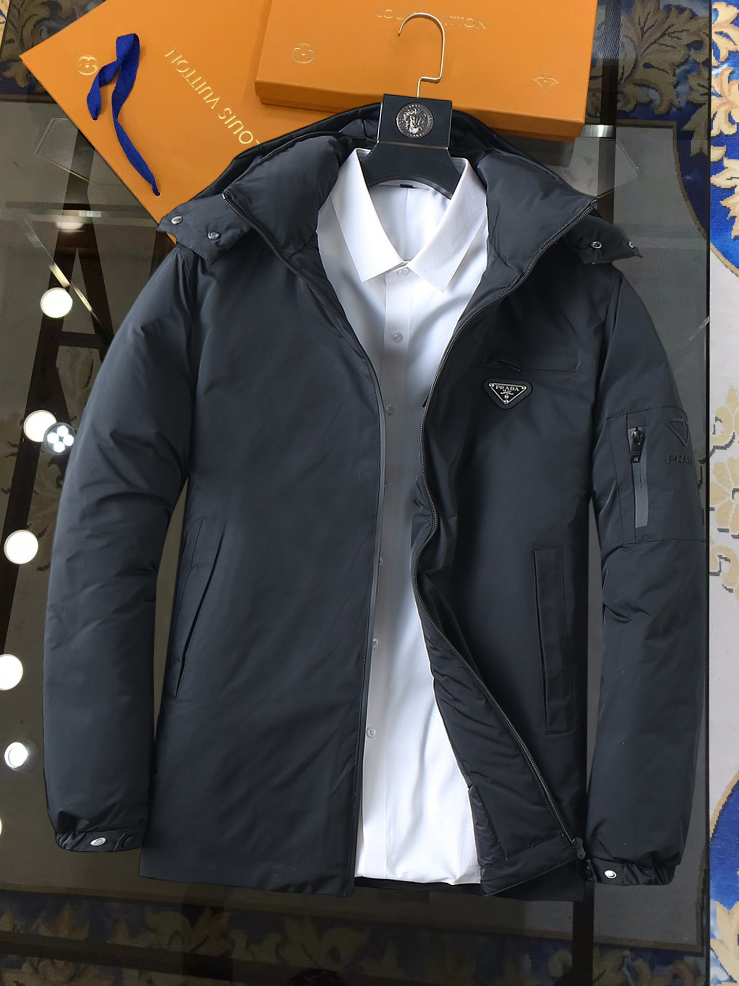 NO:728573,Support replacement after the year!  Prada's new autumn and winter down jacket. This is known as the most expensive down jacket in the world, all 90 down. With the classic logo combination, it is full of visual impact at first sight. It has better thermal insulation performance, is light and not heavy, and has good loft recovery after compression, and it can gather heat and lock in temperature!  Personalized color matching design, fresh and energetic!  There are too many versions circulating in the market. In addition to the different fabrics and workmanship, the biggest difference is that the filling is not goose down at all but feather silk or velvet, etc., and it is not easy to distinguish for those who don’t understand. In addition, the fabrics and workmanship are definitely not of the same level. In short, look for us and you will never go astray. All the exclusive full colors are purchased from genuine development. If you understand the quality of our down jackets, you can safely recommend it with your eyes closed. The three standards are complete!  Uniform series for men and women!  Size M-3XL. Maximum wear is 195 pounds.,,prada,down jacket,19860909支持年后退换！ 普拉达 秋冬新款羽绒服.这款号称羽绒服届最贵的,全部90绒的.带着经典的Logo组合搭配,第一眼看到就是满满的视觉冲击,保暖性能更出色,轻便不厚重,且压缩后的蓬松度恢复性好,聚热锁温！个性的拼色设计,清新有活力！市面流通的版本实在太多了,除了面料做工不同外,最大的区别就是填充物根本不是鹅绒而是羽丝或手感绒等等,而不懂的根本不容易区分.另外面料和做工也绝对不是一个级别,总之认准我们,让你绝对不跑偏,独家全色全部购入正版开发,懂我们家羽绒服质量的,完全可以放心闭眼推.三标齐全！男女同款系列！码数M-3XL.最大穿到195斤.,,prada,down jacket,,Men's clothing