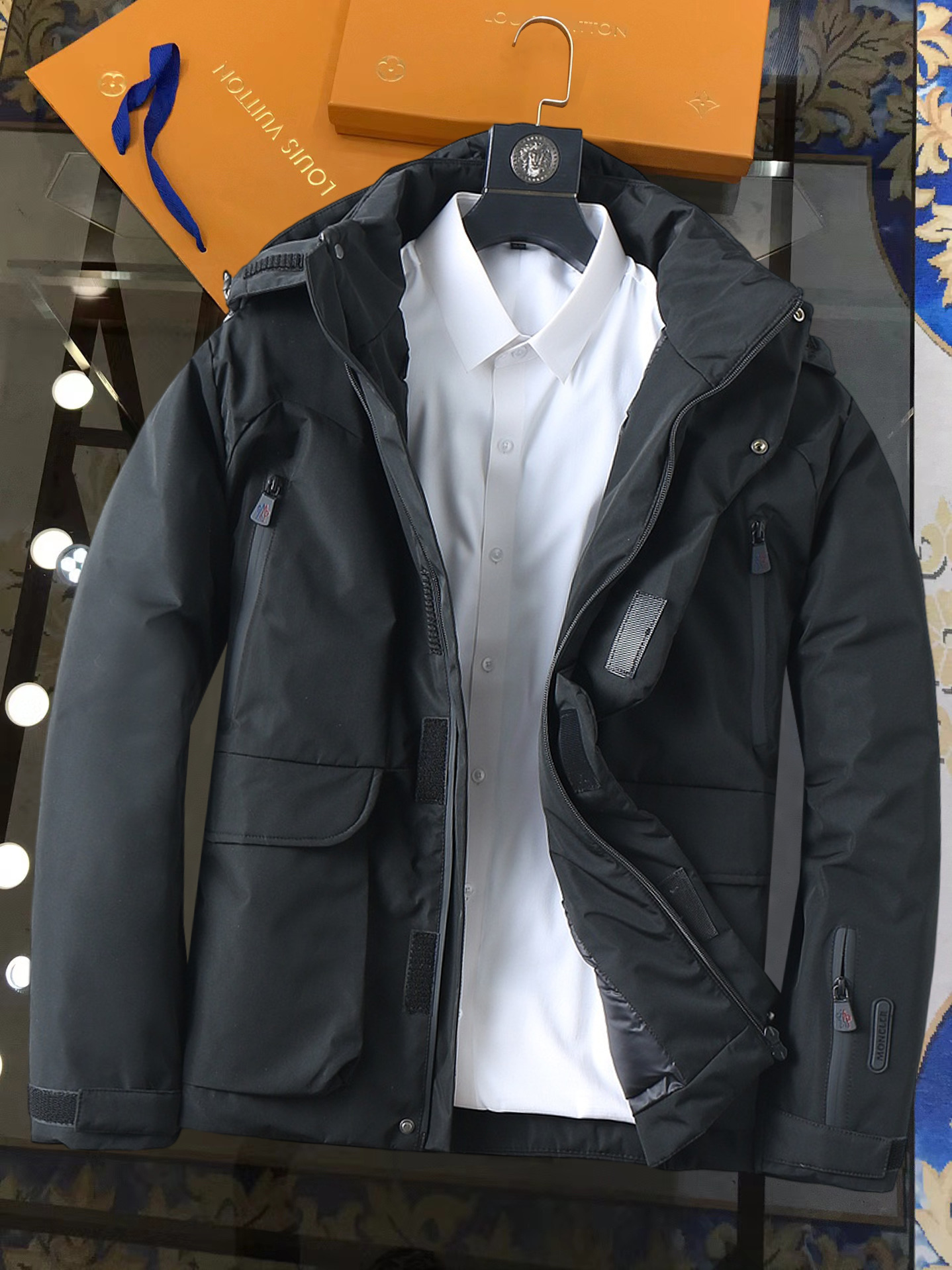 NO:728578,Support replacement after the year!  Mengkou's new autumn and winter down jacket. This is known as the most expensive down jacket in the world, all 90 down. It has a classic logo combination, and it is full of visual impact at first sight. It has better thermal insulation performance, is light and not heavy, and has good loft recovery after compression, and it can gather heat and lock in temperature!  Personalized color matching design, fresh and energetic!  There are too many versions circulating in the market. In addition to the different fabrics and workmanship, the biggest difference is that the filling is not goose down at all but feather silk or velvet, etc., and it is not easy to distinguish for those who don’t understand. In addition, the fabrics and workmanship are definitely not of the same level. In short, look for us and you will never go astray. All the exclusive full colors are purchased from genuine development. If you understand the quality of our down jackets, you can safely recommend it with your eyes closed. The three standards are complete!  Uniform series for men and women!  Size M-3XL. Maximum wear capacity is 195 pounds.,,Moncler,down jacket,19860909支持年后退换！ 蒙口 秋冬新款羽绒服.这款号称羽绒服届最贵的,全部90绒的.带着经典的Logo组合搭配,第一眼看到就是满满的视觉冲击,保暖性能更出色,轻便不厚重,且压缩后的蓬松度恢复性好,聚热锁温！个性的拼色设计,清新有活力！市面流通的版本实在太多了,除了面料做工不同外,最大的区别就是填充物根本不是鹅绒而是羽丝或手感绒等等,而不懂的根本不容易区分.另外面料和做工也绝对不是一个级别,总之认准我们,让你绝对不跑偏,独家全色全部购入正版开发,懂我们家羽绒服质量的,完全可以放心闭眼推.三标齐全！男女同款系列！码数M-3XL.最大穿到195斤.,,Moncler,down jacket,,Men's clothing