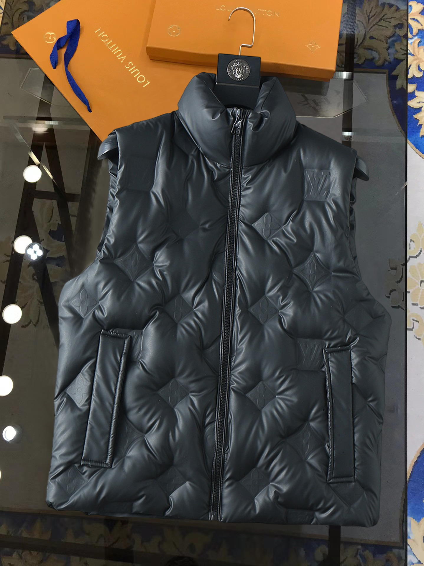 NO:728488,Louis vuitton leather dark pattern embossed down vest, a classic and durable short down vest system, leather down vest, diversified life scenes, a sincerely recommended model. Designed with high standard tailoring technology. Strong recognition reflects the unique luxury charm of character and taste. Created with classic logo embossed elements, it is enough to make you stand out anywhere  It can be worn by both men and women, allowing you to fully open up your aura. The tailoring design is gentle and powerful, and the overall fashion style is full of personality. It is very advanced and has a very unconventional concept of fashion items!  Same style for men and women, sizes 48-56, available in stock, Louis Vuitton, down jacket,19860909Louis vuitton皮革暗纹压花羽绒马甲 经典耐看的短款羽绒马甲背心体系, 皮革羽绒马甲, 多元化的生活场景,真心推荐的入手款.高标准剪裁工艺设计.强烈的辨识度体现了独具奢华魅力的品格品味. 经典的logo雕浮元素打造,足以让你任在何地方脱而颖出 无论女男均可驾驭,让从你此气场全开,版型裁剪设计温柔具又有力量感,整时体尚个性十感足,十分超前,极未具来概的念时尚单品！男女同款 尺码48-56 现货秒发,,louis vuitton,down jacket,,Men's clothing