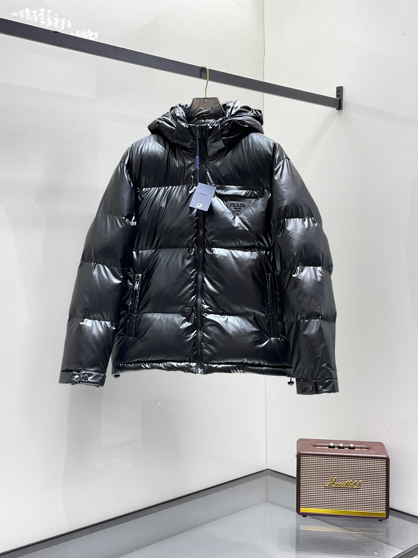 NO:731560,Support replacement after the year!  Prada 2025ss new winter product, fashionable top down jacket, filled with imported down, the highest quality on the market, imported fabrics, the highest lining standards, no down, all accessories and hardware are custom-made from the original factory, 10 years of focus on clothing production, ensuring the smoothness of each piece of clothing, the Rolls-Royce of the down jacket industry, sizes M-L-XL-2XL-3XL,, prada, down jacket,19860909支持年后退换！ 普拉达 2025ss冬季新品,时尚顶级羽绒服 填充进口羽绒朵,市面最高品质,进口面料,里布最高标准,绝不跑绒,辅料五金全部原厂定做,10年专注服装生产,保证每件衣服的平整性,羽绒服界的劳斯莱斯 尺码M-L-XL-2XL-3XL,,prada,down jacket,,Men's clothing