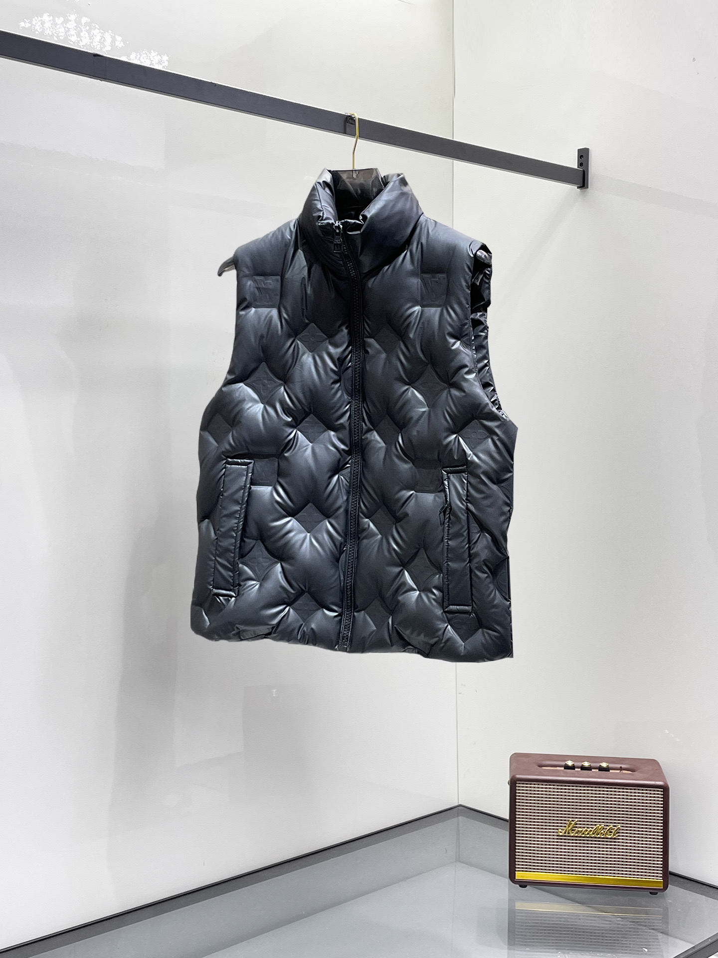 NO:731564,Louis vuitton leather dark pattern embossed down vest, a classic and durable short down vest system, leather down vest, diversified life scenes, a sincerely recommended model. Designed with high standard tailoring technology. Strong recognition reflects the unique luxury charm of character and taste. Created with classic logo embossed elements, it is enough to make you stand out anywhere  It can be worn by both men and women, allowing you to fully open up your aura. The tailoring design is gentle and powerful, and the overall fashion style is full of personality. It is very advanced and has a very unconventional concept of fashion items!  Same style for men and women, sizes 48-56, available in stock, Louis Vuitton, down jacket,19860909Louis vuitton皮革暗纹压花羽绒马甲 经典耐看的短款羽绒马甲背心体系, 皮革羽绒马甲, 多元化的生活场景,真心推荐的入手款.高标准剪裁工艺设计.强烈的辨识度体现了独具奢华魅力的品格品味. 经典的logo雕浮元素打造,足以让你任在何地方脱而颖出 无论女男均可驾驭,让从你此气场全开,版型裁剪设计温柔具又有力量感,整时体尚个性十感足,十分超前,极未具来概的念时尚单品！男女同款 尺码48-56 现货秒发,,louis vuitton,down jacket,,Men's clothing