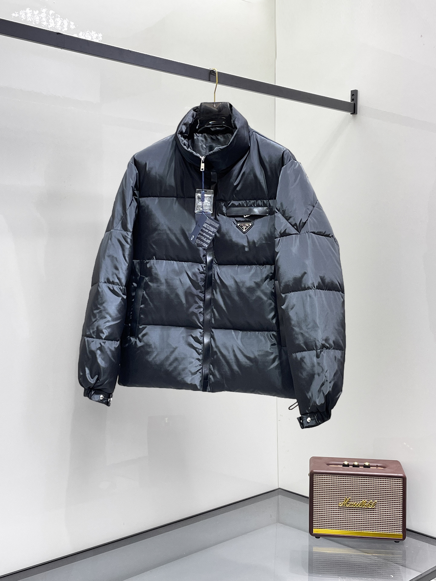 NO:731568,Support replacement after the year!  Prada 2025ss new winter product, fashionable top down jacket, filled with imported down, the highest quality on the market, imported fabrics, the highest lining standards, no down, all accessories and hardware are custom-made from the original factory, 10 years of focus on clothing production, ensuring the smoothness of each piece of clothing, the Rolls-Royce of the down jacket industry, sizes M-L-XL-2XL-3XL,, prada, down jacket,19860909支持年后退换！ 普拉达 2025ss冬季新品,时尚顶级羽绒服 填充进口羽绒朵,市面最高品质,进口面料,里布最高标准,绝不跑绒,辅料五金全部原厂定做,10年专注服装生产,保证每件衣服的平整性,羽绒服界的劳斯莱斯 尺码M-L-XL-2XL-3XL,,prada,down jacket,,Men's clothing