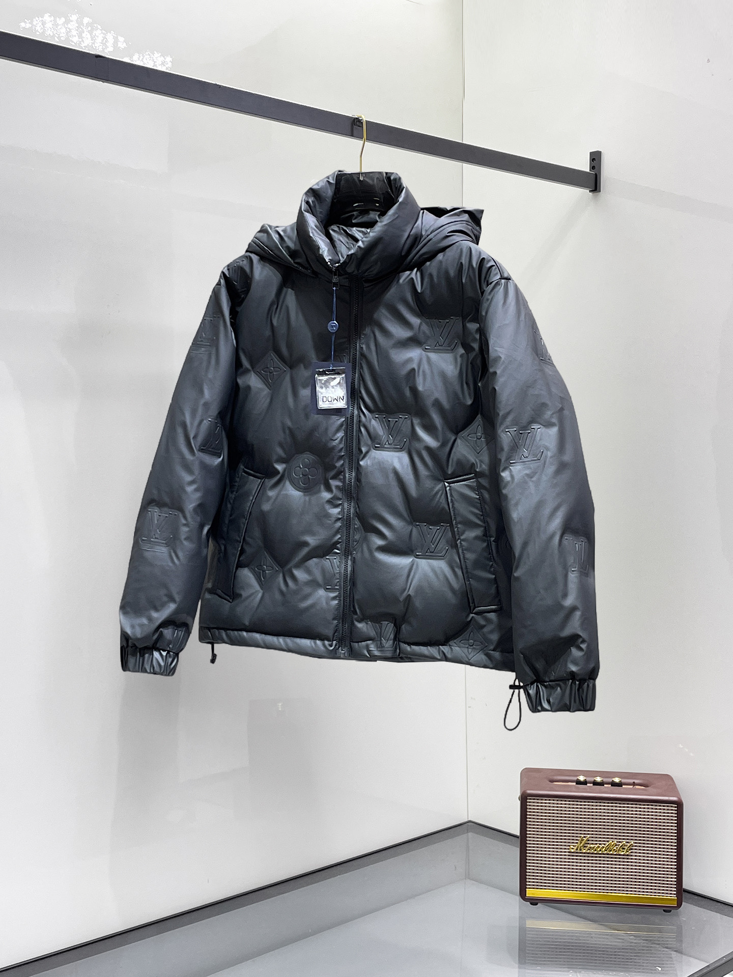 NO:731572,Support replacement after the year!  LV 2025ss new winter product, fashionable top down jacket, filled with imported down, the highest quality on the market, imported fabrics, the highest lining standards, no down, all accessories and hardware are custom-made from the original factory, 10 years of focus on clothing production, ensuring the smoothness of each piece of clothing, the Rolls Royce of down jackets, sizes M-L-XL-2XL-3XL,, Louis Vuitton, down jacket,19860909支持年后退换！ LV 2025ss冬季新品,时尚顶级羽绒服 填充进口羽绒朵,市面最高品质,进口面料,里布最高标准,绝不跑绒,辅料五金全部原厂定做,10年专注服装生产,保证每件衣服的平整性,羽绒服界的劳斯莱斯 尺码M-L-XL-2XL-3XL,,louis vuitton,down jacket,,Men's clothing