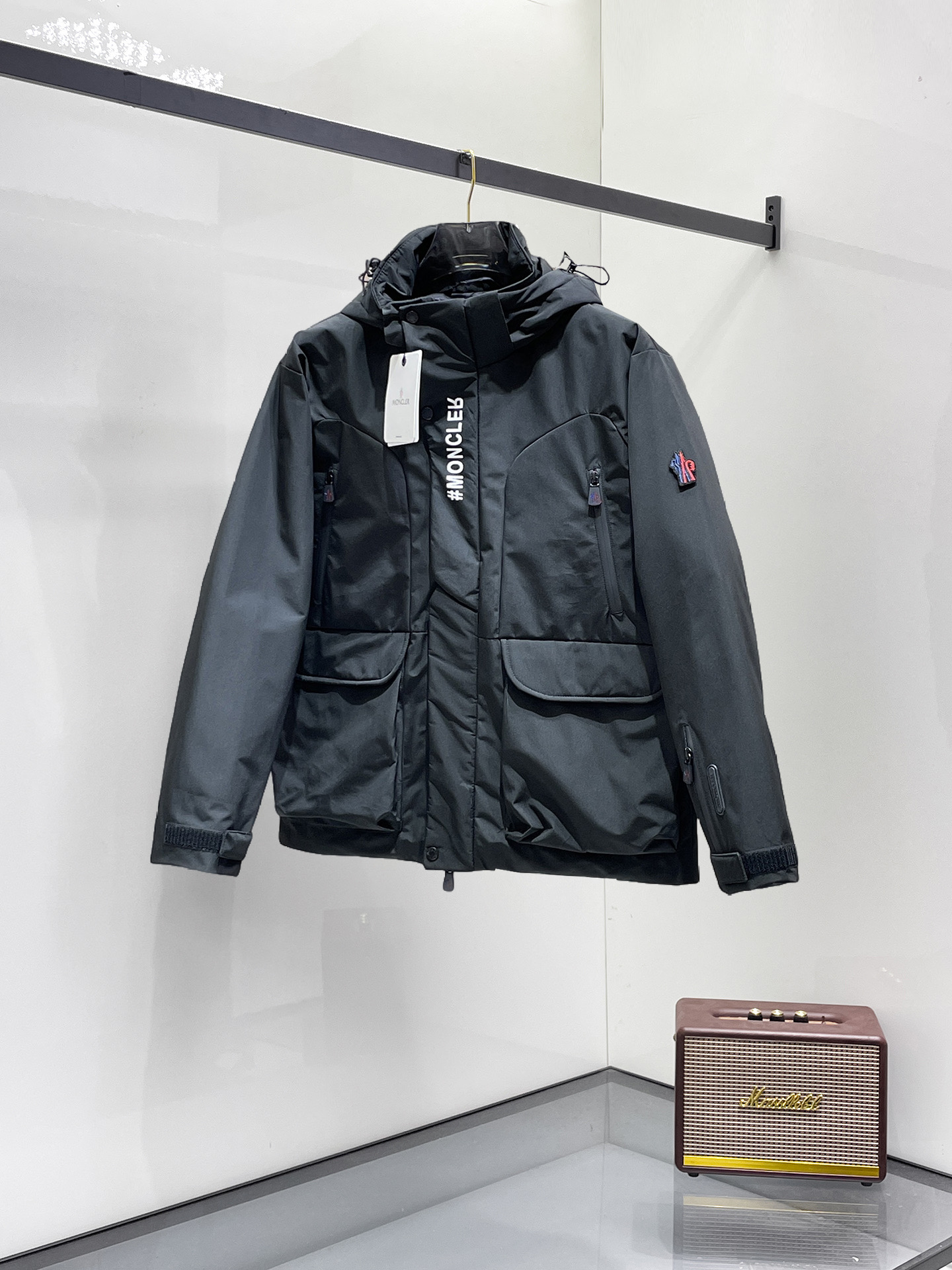 NO:731574,Support replacement after the year!  Mengkou 2025ss new winter product, fashionable top down jacket, filled with imported down, the highest quality on the market, imported fabrics, the highest lining standards, never running down, accessories and hardware are all custom-made from the original factory, 10 years of focus on clothing production, ensuring the smoothness of each piece of clothing, the Rolls Royce of down jackets, sizes M-L-XL-2XL-3XL,, Moncler, down jacket,19860909支持年后退换！ 蒙口 2025ss冬季新品,时尚顶级羽绒服 填充进口羽绒朵,市面最高品质,进口面料,里布最高标准,绝不跑绒,辅料五金全部原厂定做,10年专注服装生产,保证每件衣服的平整性,羽绒服界的劳斯莱斯 尺码M-L-XL-2XL-3XL,,Moncler,down jacket,,Men's clothing