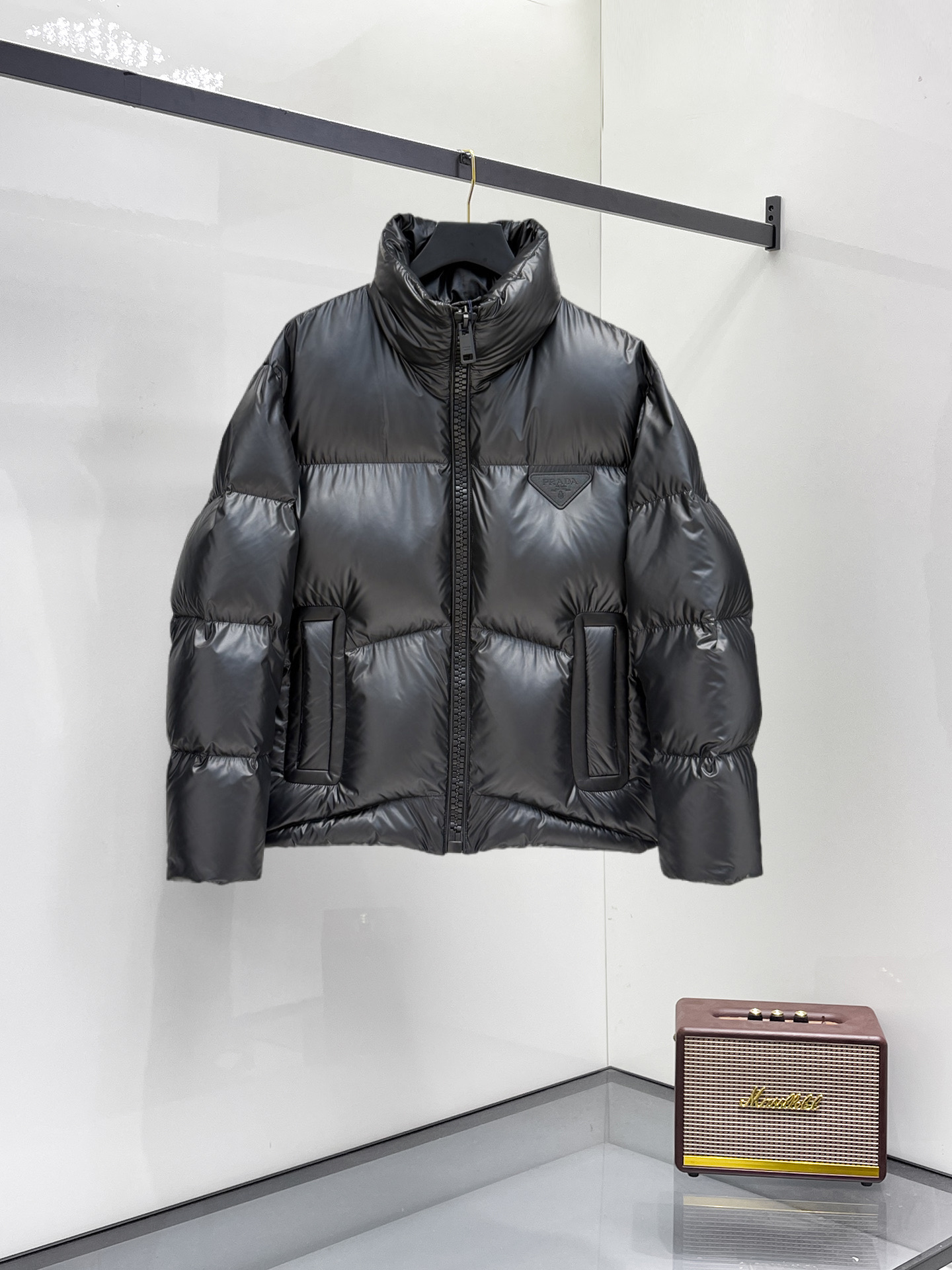 NO:731579,Support replacement after the year!  LV2025 new autumn and winter down jacket. This is known as the most expensive down jacket in the world, all 90 down. With a classic logo combination, it is full of visual impact at first sight. It has better thermal insulation performance, is light and not heavy, and has good loft recovery after compression, and it can gather heat and lock in temperature!  Personalized color matching design, fresh and energetic!  There are too many versions circulating in the market. In addition to the different fabrics and workmanship, the biggest difference is that the filling is not goose down at all but feather silk or velvet, etc., and it is not easy to distinguish for those who don’t understand. In addition, the fabrics and workmanship are definitely not of the same level. In short, look for us and you will never go astray. All the exclusive full colors are purchased from genuine development. If you understand the quality of our down jackets, you can safely recommend it with your eyes closed. The three standards are complete!  Uniform series for men and women!  Size M-3XL. Maximum wear is 195 pounds.,,louis vuitton,down jacket,19860909支持年后退换！LV2025秋冬新款羽绒服.这款号称羽绒服届最贵的,全部90绒的.带着经典的Logo组合搭配,第一眼看到就是满满的视觉冲击,保暖性能更出色,轻便不厚重,且压缩后的蓬松度恢复性好,聚热锁温！个性的拼色设计,清新有活力！市面流通的版本实在太多了,除了面料做工不同外,最大的区别就是填充物根本不是鹅绒而是羽丝或手感绒等等,而不懂的根本不容易区分.另外面料和做工也绝对不是一个级别,总之认准我们,让你绝对不跑偏,独家全色全部购入正版开发,懂我们家羽绒服质量的,完全可以放心闭眼推.三标齐全！男女同款系列！码数M-3XL.最大穿到195斤.,,louis vuitton,down jacket,,Men's clothing