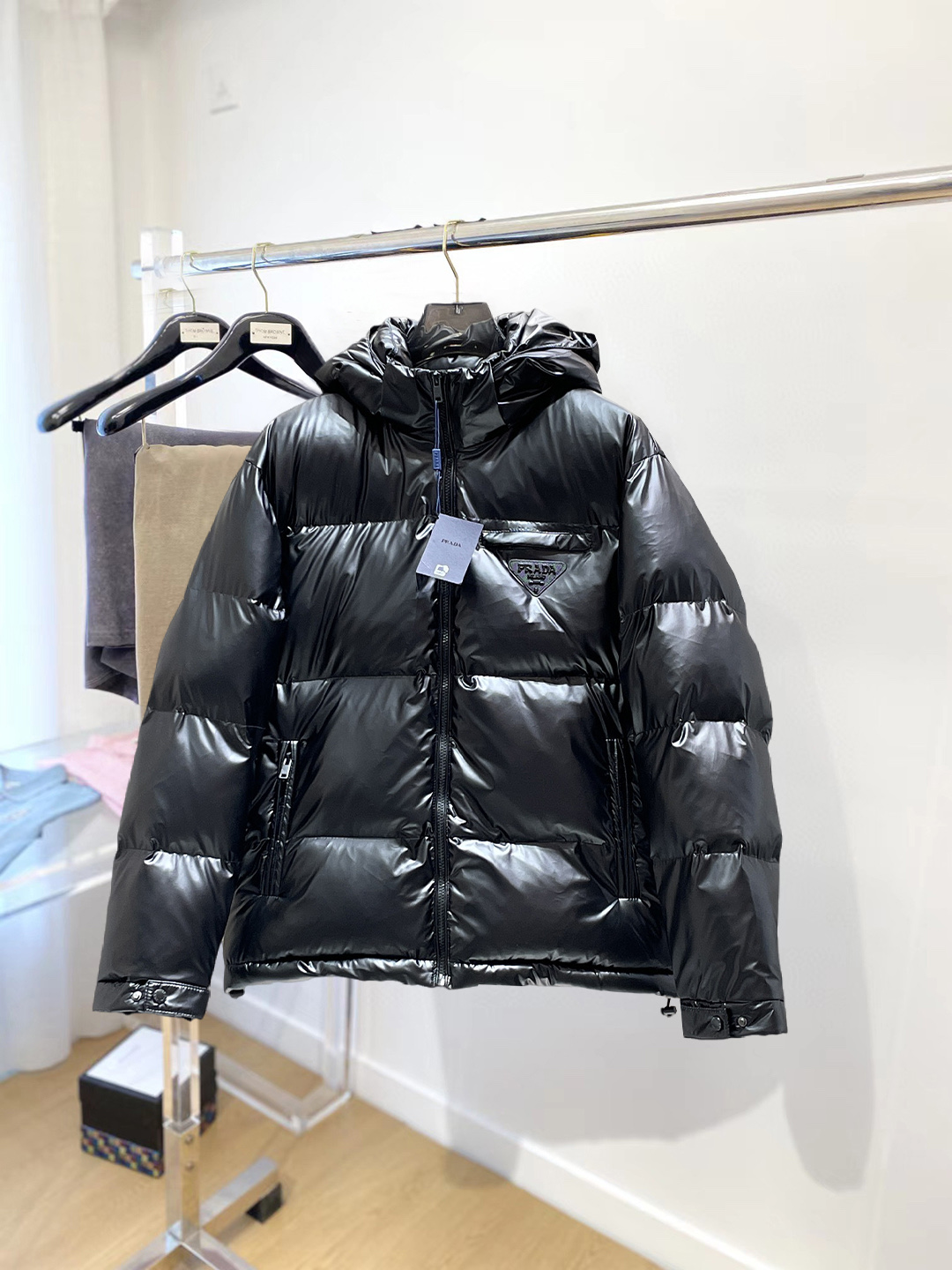 NO:712638,Support replacement after the year!  Prada's 2025 new winter down 90 white duck down jacket, the new product on the show is in perfect condition, comfortable and warm, the color is full and attractive, the very outstanding design easily enhances the sense of fashion, the workmanship is extremely sophisticated and rigorous, and the wiring is neat and meticulous!  A masterpiece from a famous designer!  The upper body does not look bloated and is super handsome!  Counter size M～XXXL,,prada,jackets & coats,down jacket,19860909支持年后退换！ 普拉达 2025冬季新款羽绒90白鸭绒外套,秀场新品品相非常完美,舒适保暖,色泽饱满诱人,非常出彩的设计,轻松将时髦感进阶,做工极为考究严谨,走线工整细致！大牌设计师巨作！上身不显臃肿、超级帅气！柜台码数M～XXXL,,prada,jackets & coats,down jacket,,Men's clothing