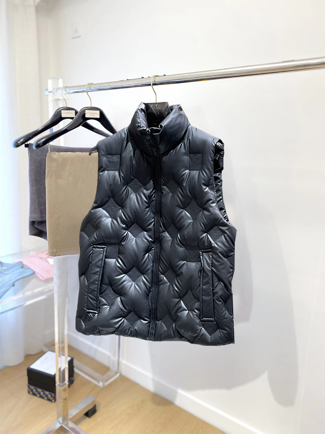 NO:712612,Support replacement after the year!  LV 2025FW down vest is a must-have item for fashionistas!  Advanced customization: The highest standard 90 white goose down, the ingredients are tested, and the first-class thermal performance. Double-layer gallbladder cloth inside to ensure that the goose down will not drill out. Customized high-density waterproof nylon fabric. High-end texture and durability. The quality can reach the purchase level. Super versatile, the upper body effect is great!  Size M~3XL,,louis vuitton,down jacket,19860909支持年后退换！ LV 2025FW羽绒马甲 潮人必备单品！高级定制 最高标准90白鹅绒,成分支持检测,一流保暖性能.内里双层胆布,以保证鹅绒不会钻出,定制高密度防水尼龙面料.高端质感及耐用性.品质可达代购级别. 超级百搭,上身效果超赞！ 尺码M~3XL,,louis vuitton,down jacket,,Men's clothing