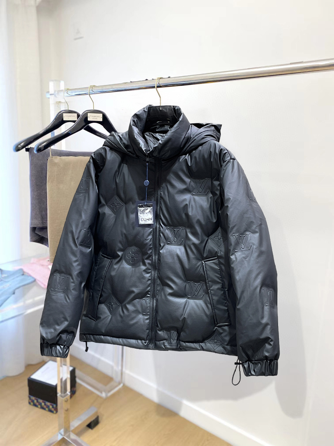 NO:712615,Support replacement after the year!  LV 2025 new winter down 90 white duck down jacket, the new product on the show is in perfect condition, comfortable and warm, the color is full and attractive, the very outstanding design can easily enhance the fashion sense, the workmanship is extremely sophisticated and rigorous, and the wiring is neat and meticulous!  A masterpiece from a famous designer!  The upper body does not look bloated and is super handsome!  Counter size M～XXXL,,louis vuitton,jackets & coats,down jacket,19860909支持年后退换！ LV  2025冬季新款羽绒90白鸭绒外套,秀场新品品相非常完美,舒适保暖,色泽饱满诱人,非常出彩的设计,轻松将时髦感进阶,做工极为考究严谨,走线工整细致！大牌设计师巨作！上身不显臃肿、超级帅气！柜台码数M～XXXL,,louis vuitton,jackets & coats,down jacket,,Men's clothing