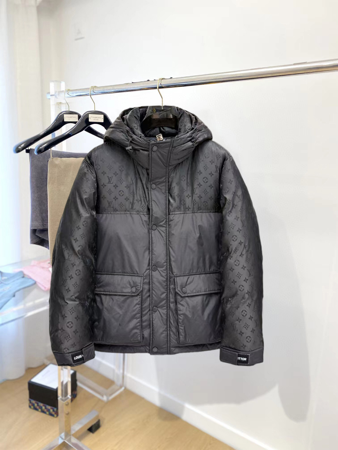 NO:712624,Support replacement after the year!  LV 2025 new winter down 90 white duck down jacket, the new product on the show is in perfect condition, comfortable and warm, the color is full and attractive, the very outstanding design can easily enhance the fashion sense, the workmanship is extremely sophisticated and rigorous, and the wiring is neat and meticulous!  A masterpiece from a famous designer!  The upper body does not look bloated and is super handsome!  Counter size M～XXXL,,louis vuitton,jackets & coats,down jacket,19860909支持年后退换！ LV 2025冬季新款羽绒90白鸭绒外套,秀场新品品相非常完美,舒适保暖,色泽饱满诱人,非常出彩的设计,轻松将时髦感进阶,做工极为考究严谨,走线工整细致！大牌设计师巨作！上身不显臃肿、超级帅气！柜台码数M～XXXL,,louis vuitton,jackets & coats,down jacket,,Men's clothing