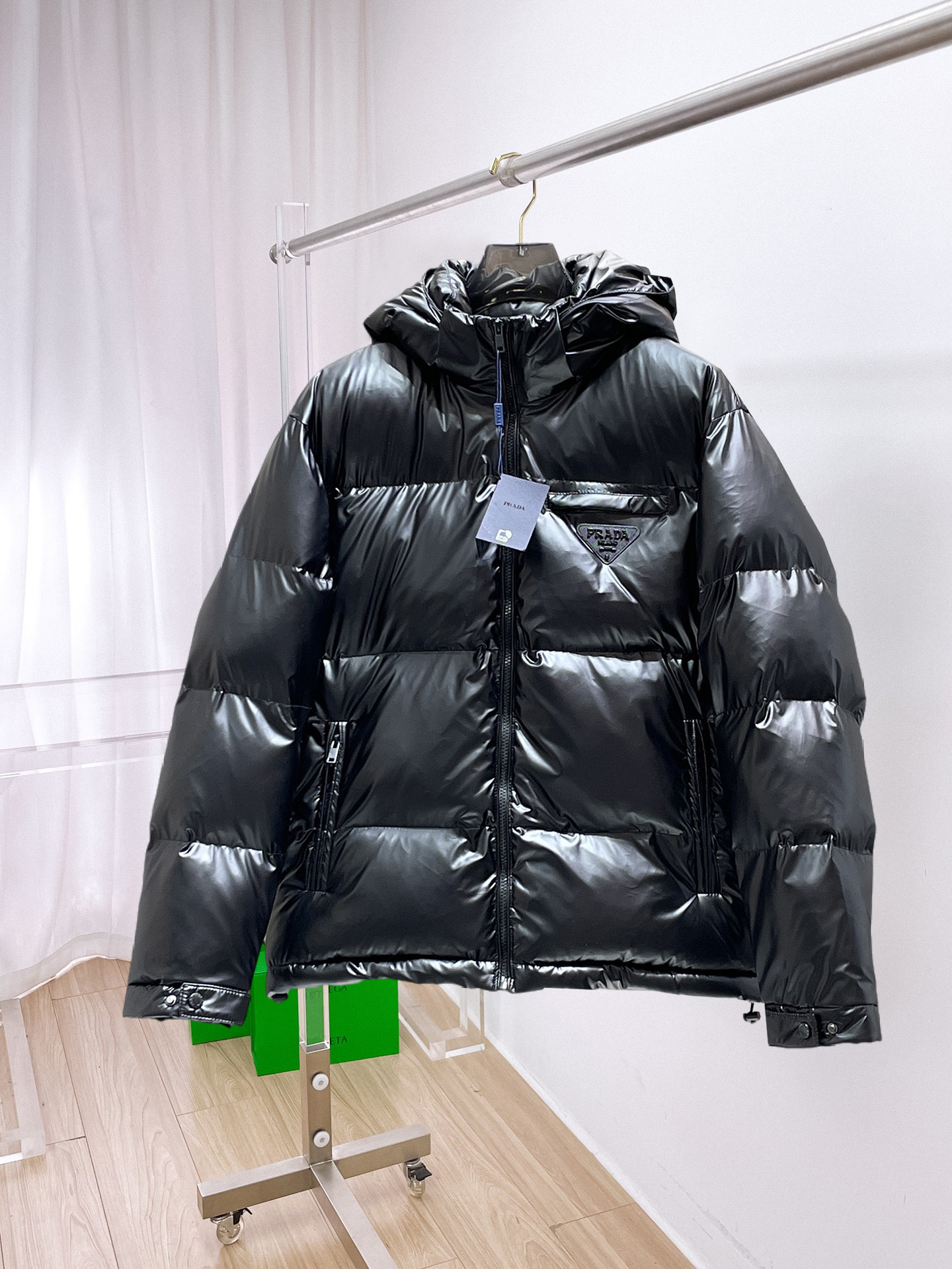 NO:680784,Prada's new spring and winter down jacket. This is known as the most expensive down jacket in the world, all 90 down. With a classic logo combination, it is full of visual impact at first sight. It has better thermal insulation performance, is light and not heavy, and has good loft recovery after compression, and it can gather heat and lock in temperature!  Personalized color matching design, fresh and energetic!  There are too many versions circulating in the market. In addition to the different fabrics and workmanship, the biggest difference is that the filling is not goose down at all but feather silk or velvet, etc., and it is not easy to distinguish for those who don’t understand. In addition, the fabrics and workmanship are definitely not of the same level. In short, look for us and you will never go astray. All the exclusive full colors are purchased from genuine development. If you understand the quality of our down jackets, you can safely recommend it with your eyes closed. The three standards are complete!  Uniform series for men and women!  Size M-3XL. Maximum wear is 195 pounds.,,prada,down jacket,19860909普拉达 春冬新款羽绒服.这款号称羽绒服届最贵的,全部90绒的.带着经典的Logo组合搭配,第一眼看到就是满满的视觉冲击,保暖性能更出色,轻便不厚重,且压缩后的蓬松度恢复性好,聚热锁温！个性的拼色设计,清新有活力！市面流通的版本实在太多了,除了面料做工不同外,最大的区别就是填充物根本不是鹅绒而是羽丝或手感绒等等,而不懂的根本不容易区分.另外面料和做工也绝对不是一个级别,总之认准我们,让你绝对不跑偏,独家全色全部购入正版开发,懂我们家羽绒服质量的,完全可以放心闭眼推.三标齐全！男女同款系列！码数M-3XL.最大穿到195斤.,,prada,down jacket,,Men's clothing