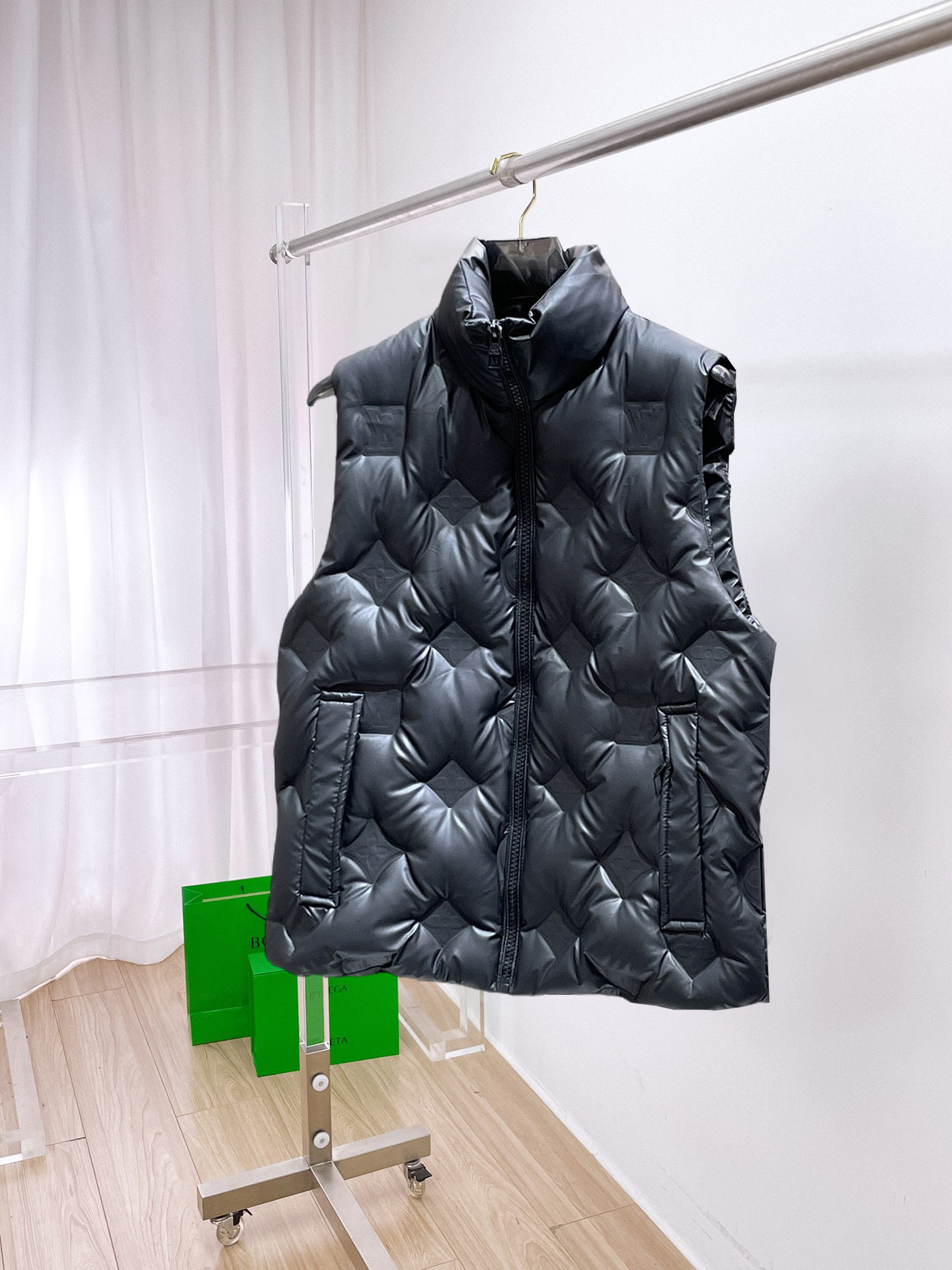 NO:680793,LV FW down vest is a must-have item for fashionistas!  Advanced customization: The highest standard 90 white goose down, the ingredients are tested, and the first-class thermal performance. Double-layer gallbladder cloth inside to ensure that the goose down will not drill out. Customized high-density waterproof nylon fabric. High-end texture and durability. The quality can reach the purchase level. Super versatile, the upper body effect is great!  Size M~3XL,,louis vuitton,down jacket,19860909LV FW羽绒马甲 潮人必备单品！高级定制 最高标准90白鹅绒,成分支持检测,一流保暖性能.内里双层胆布,以保证鹅绒不会钻出,定制高密度防水尼龙面料.高端质感及耐用性.品质可达代购级别. 超级百搭,上身效果超赞！ 尺码M~3XL,,louis vuitton,down jacket,,Men's clothing