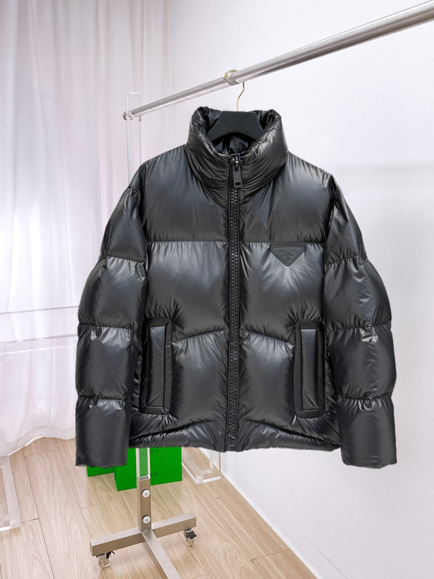 NO:680774,Prada's new winter down 90 white duck down jacket, the new product on the show is in perfect condition, comfortable and warm, the color is full and attractive, the very outstanding design easily enhances the fashion sense, the workmanship is extremely sophisticated and rigorous, and the wiring is neat and meticulous!  A masterpiece from a famous designer!  The upper body does not look bloated and is super handsome!  Counter size M～XXXL,,prada,jackets & coats,down jacket,19860909普拉达 冬季新款羽绒90白鸭绒外套,秀场新品品相非常完美,舒适保暖,色泽饱满诱人,非常出彩的设计,轻松将时髦感进阶,做工极为考究严谨,走线工整细致！大牌设计师巨作！上身不显臃肿、超级帅气！柜台码数M～XXXL,,prada,jackets & coats,down jacket,,Men's clothing