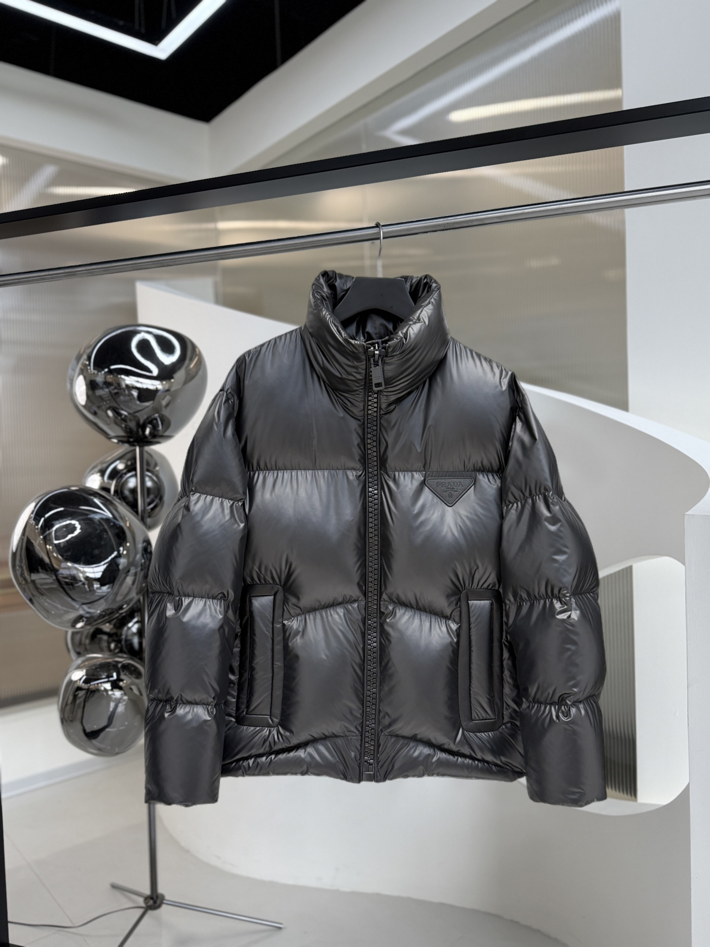 NO:680885,Prada's new spring and winter down jacket. This is known as the most expensive down jacket in the world, all 90 down. With a classic logo combination, it is full of visual impact at first sight. It has better thermal insulation performance, is light and not heavy, and has good loft recovery after compression, and it can gather heat and lock in temperature!  Personalized color matching design, fresh and energetic!  There are too many versions circulating in the market. In addition to the different fabrics and workmanship, the biggest difference is that the filling is not goose down at all but feather silk or velvet, etc., and it is not easy to distinguish for those who don’t understand. In addition, the fabrics and workmanship are definitely not of the same level. In short, look for us and you will never go astray. All the exclusive full colors are purchased from genuine development. If you understand the quality of our down jackets, you can safely recommend it with your eyes closed. The three standards are complete!  Uniform series for men and women!  Size M-3XL. Maximum wear is 195 pounds.,,prada,down jacket,19860909普拉达 春冬新款羽绒服.这款号称羽绒服届最贵的,全部90绒的.带着经典的Logo组合搭配,第一眼看到就是满满的视觉冲击,保暖性能更出色,轻便不厚重,且压缩后的蓬松度恢复性好,聚热锁温！个性的拼色设计,清新有活力！市面流通的版本实在太多了,除了面料做工不同外,最大的区别就是填充物根本不是鹅绒而是羽丝或手感绒等等,而不懂的根本不容易区分.另外面料和做工也绝对不是一个级别,总之认准我们,让你绝对不跑偏,独家全色全部购入正版开发,懂我们家羽绒服质量的,完全可以放心闭眼推.三标齐全！男女同款系列！码数M-3XL.最大穿到195斤.,,prada,down jacket,,Men's clothing