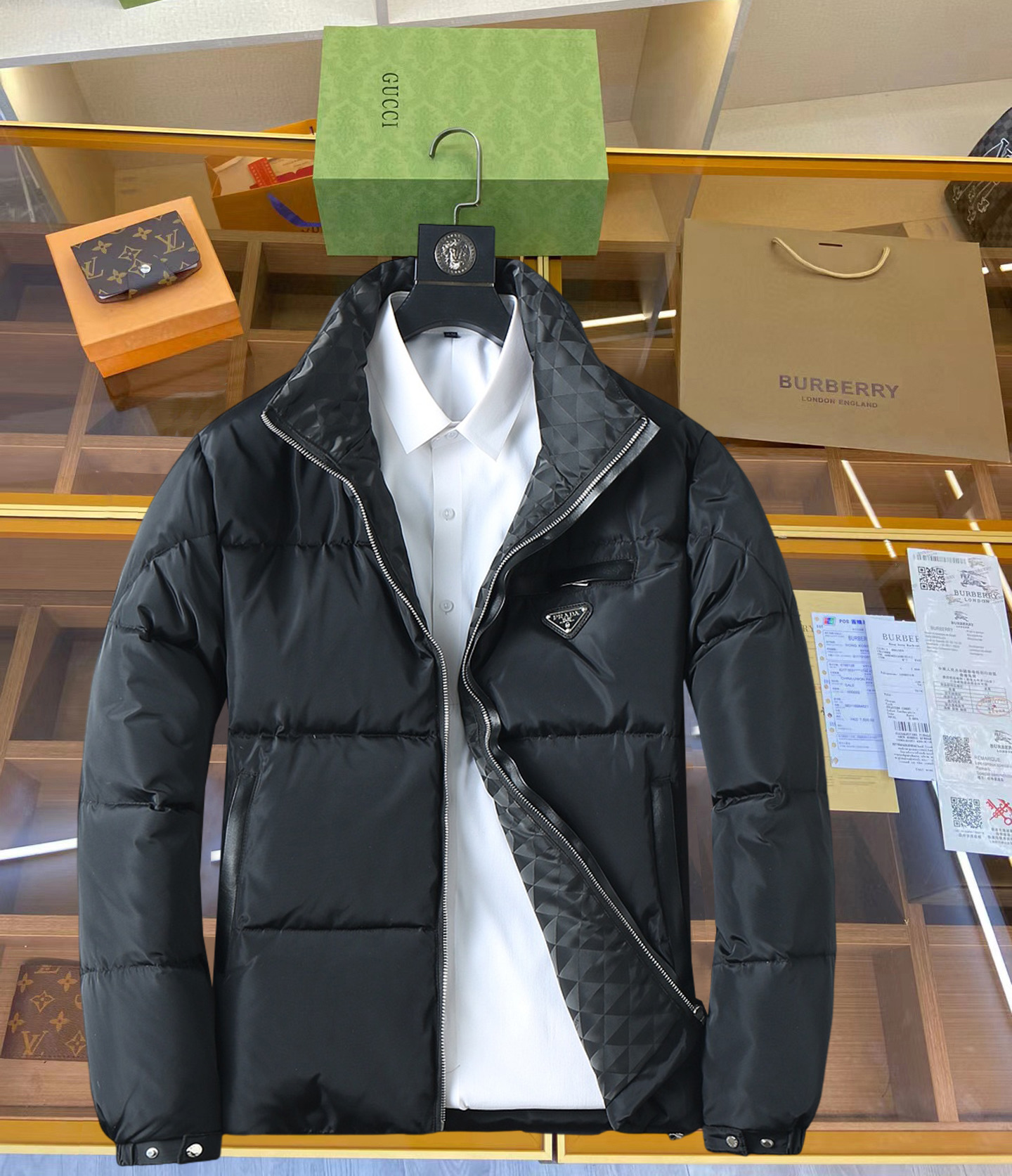 NO:682807,Prada's new 2025 autumn and winter down jacket. This is known as the most expensive down jacket in the world, all 90 down. With a classic logo combination, it is full of visual impact at first sight. It has better thermal insulation performance, is light and not heavy, and has good loft recovery after compression, and it can gather heat and lock in temperature!  Personalized color matching design, fresh and energetic!  There are too many versions circulating in the market. In addition to the different fabrics and workmanship, the biggest difference is that the filling is not goose down at all but feather silk or velvet, etc., and it is not easy to distinguish for those who don’t understand. In addition, the fabrics and workmanship are definitely not of the same level. In short, look for us and you will never go astray. All the exclusive full colors are purchased from genuine development. If you understand the quality of our down jackets, you can safely recommend it with your eyes closed. The three standards are complete!  Uniform series for men and women!  Size M-3XL. Maximum wear is 195 pounds.,,prada,down jacket,19860909普拉达 2025秋冬新款羽绒服.这款号称羽绒服届最贵的,全部90绒的.带着经典的Logo组合搭配,第一眼看到就是满满的视觉冲击,保暖性能更出色,轻便不厚重,且压缩后的蓬松度恢复性好,聚热锁温！个性的拼色设计,清新有活力！市面流通的版本实在太多了,除了面料做工不同外,最大的区别就是填充物根本不是鹅绒而是羽丝或手感绒等等,而不懂的根本不容易区分.另外面料和做工也绝对不是一个级别,总之认准我们,让你绝对不跑偏,独家全色全部购入正版开发,懂我们家羽绒服质量的,完全可以放心闭眼推.三标齐全！男女同款系列！码数M-3XL.最大穿到195斤.,,prada,down jacket,,Men's clothing