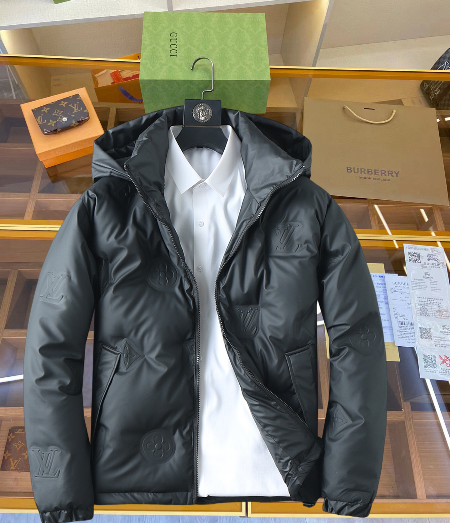 NO:682809,LV 2025 autumn and winter new down jacket. This is known as the most expensive down jacket in the world, all 90 down. With a classic logo combination, it is full of visual impact at first sight. It has better thermal insulation performance, is light and not heavy, and has good loft recovery after compression, and it can gather heat and lock in temperature!  Personalized color matching design, fresh and energetic!  There are too many versions circulating in the market. In addition to the different fabrics and workmanship, the biggest difference is that the filling is not goose down at all but feather silk or velvet, etc., and it is not easy to distinguish for those who don’t understand. In addition, the fabrics and workmanship are definitely not of the same level. In short, look for us and you will never go astray. All the exclusive full colors are purchased from genuine development. If you understand the quality of our down jackets, you can safely recommend it with your eyes closed. The three standards are complete!  Uniform series for men and women!  Size M-3XL. Maximum wear is 195 pounds.,,louis vuitton,down jacket,19860909LV 2025秋冬新款羽绒服.这款号称羽绒服届最贵的,全部90绒的.带着经典的Logo组合搭配,第一眼看到就是满满的视觉冲击,保暖性能更出色,轻便不厚重,且压缩后的蓬松度恢复性好,聚热锁温！个性的拼色设计,清新有活力！市面流通的版本实在太多了,除了面料做工不同外,最大的区别就是填充物根本不是鹅绒而是羽丝或手感绒等等,而不懂的根本不容易区分.另外面料和做工也绝对不是一个级别,总之认准我们,让你绝对不跑偏,独家全色全部购入正版开发,懂我们家羽绒服质量的,完全可以放心闭眼推.三标齐全！男女同款系列！码数M-3XL.最大穿到195斤.,,louis vuitton,down jacket,,Men's clothing