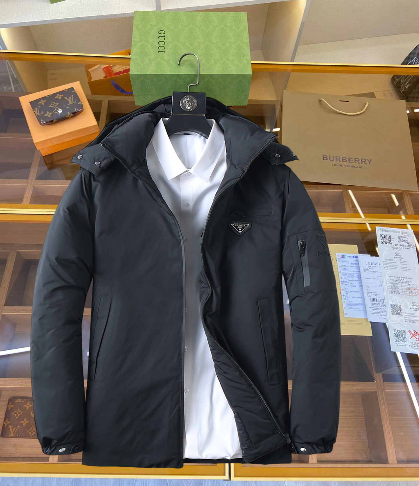 NO:682814,Prada's new 2025 autumn and winter down jacket. This is known as the most expensive down jacket in the world, all 90 down. With a classic logo combination, it is full of visual impact at first sight. It has better thermal insulation performance, is light and not heavy, and has good loft recovery after compression, and it can gather heat and lock in temperature!  Personalized color matching design, fresh and energetic!  There are too many versions circulating in the market. In addition to the different fabrics and workmanship, the biggest difference is that the filling is not goose down at all but feather silk or velvet, etc., and it is not easy to distinguish for those who don’t understand. In addition, the fabrics and workmanship are definitely not of the same level. In short, look for us and you will never go astray. All the exclusive full colors are purchased from genuine development. If you understand the quality of our down jackets, you can safely recommend it with your eyes closed. The three standards are complete!  Uniform series for men and women!  Size M-3XL. Maximum wear is 195 pounds.,,prada,down jacket,19860909普拉达 2025秋冬新款羽绒服.这款号称羽绒服届最贵的,全部90绒的.带着经典的Logo组合搭配,第一眼看到就是满满的视觉冲击,保暖性能更出色,轻便不厚重,且压缩后的蓬松度恢复性好,聚热锁温！个性的拼色设计,清新有活力！市面流通的版本实在太多了,除了面料做工不同外,最大的区别就是填充物根本不是鹅绒而是羽丝或手感绒等等,而不懂的根本不容易区分.另外面料和做工也绝对不是一个级别,总之认准我们,让你绝对不跑偏,独家全色全部购入正版开发,懂我们家羽绒服质量的,完全可以放心闭眼推.三标齐全！男女同款系列！码数M-3XL.最大穿到195斤.,,prada,down jacket,,Men's clothing